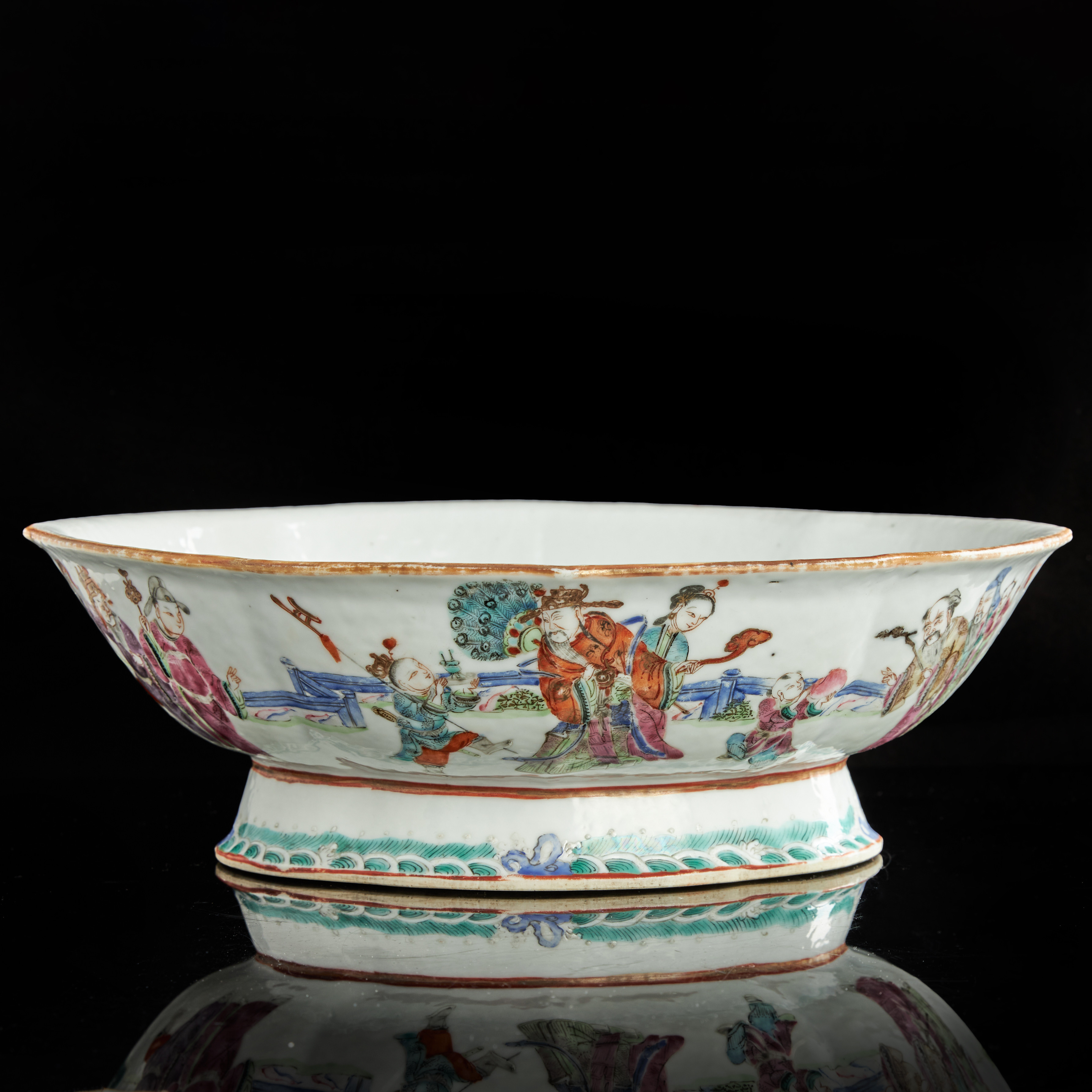 SKÅLFAT på fot, porslin, Kina, dekor i emaljfärger av figurscener, sen Qingdynastin, 1800-tal.