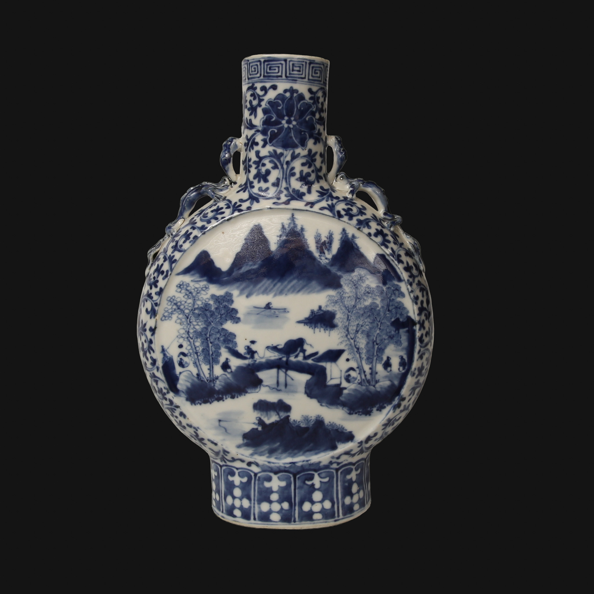PILGRIMSKRUS, porslin, med underglasyrblått måleri, förställande figurscener i landskap, bårder och blomstermotiv. Hänklar i form av drakar. Kina, Daoguang (1821-1850) eller något senare.