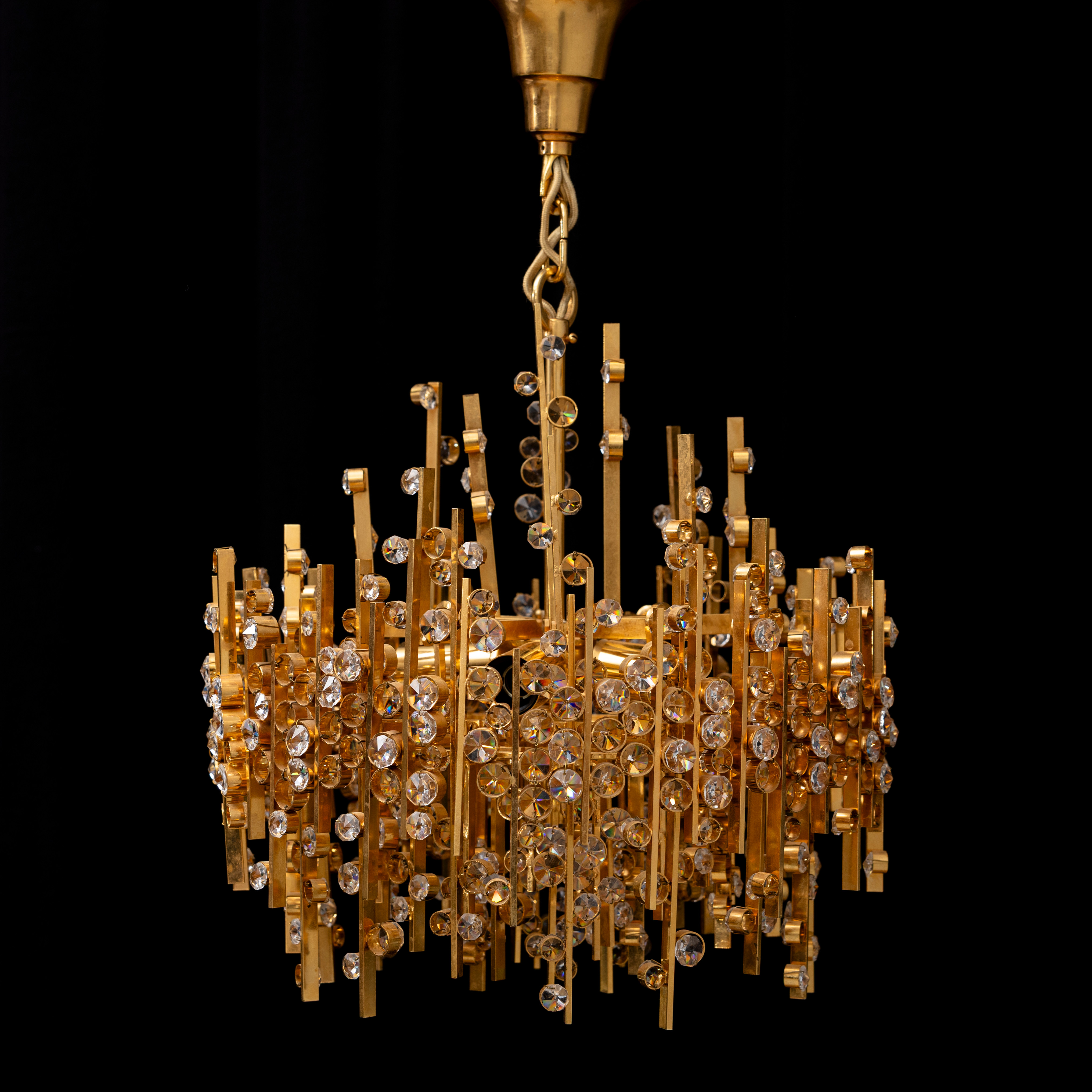 PALWA. TAKLAMPA, för fem ljuspunkter, prismor och mässing, Österrike, 1900-talets slut.