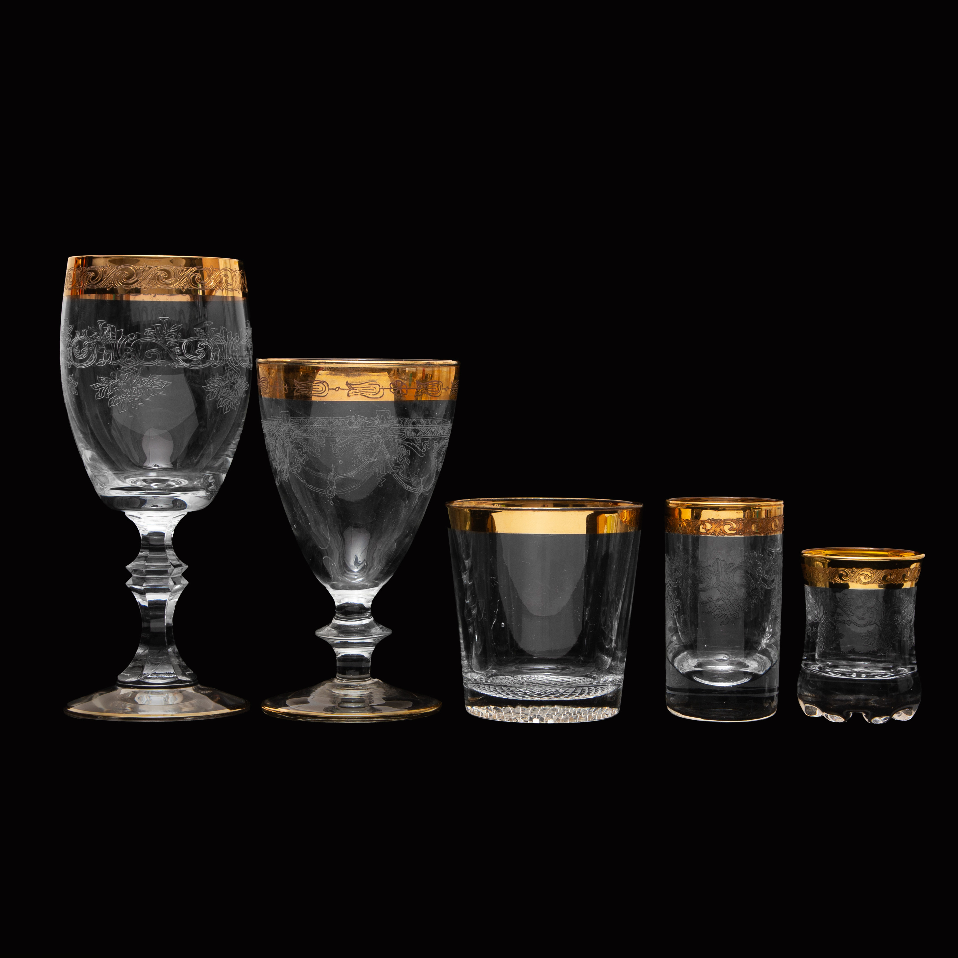GLASSERVIS, MURANO ITALIEN / THERESIENTHAL TYSKLAND. 6 ÖLGLAS, 5 VINGLAS, 6 SELTERSGLAS, 6 LIKÖRGLAS, 6 SNAPSGLAS.