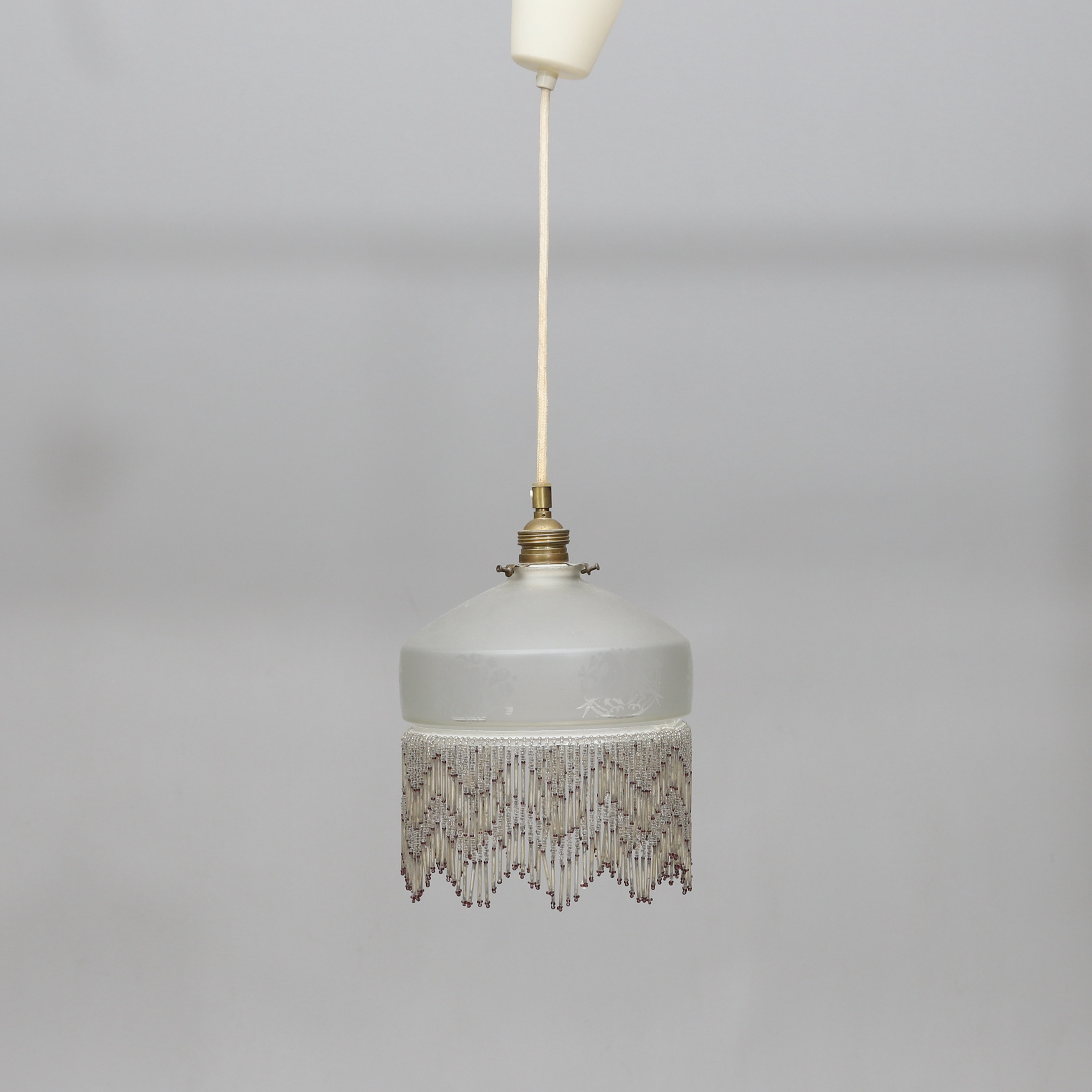 PÄRLFRANSLAMPA, glas, 1900-talets början.