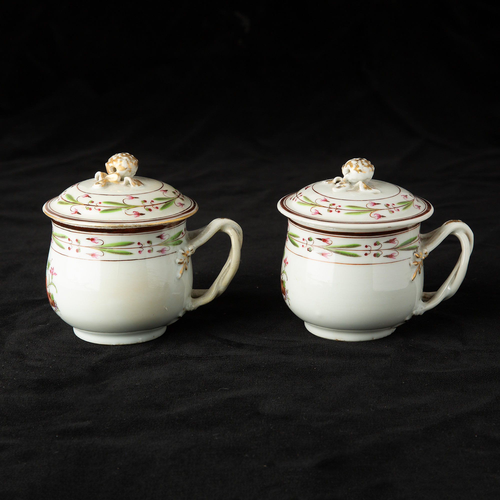 CREMEKOPPAR, 2 st, porslin, Kina, 1700-tal.