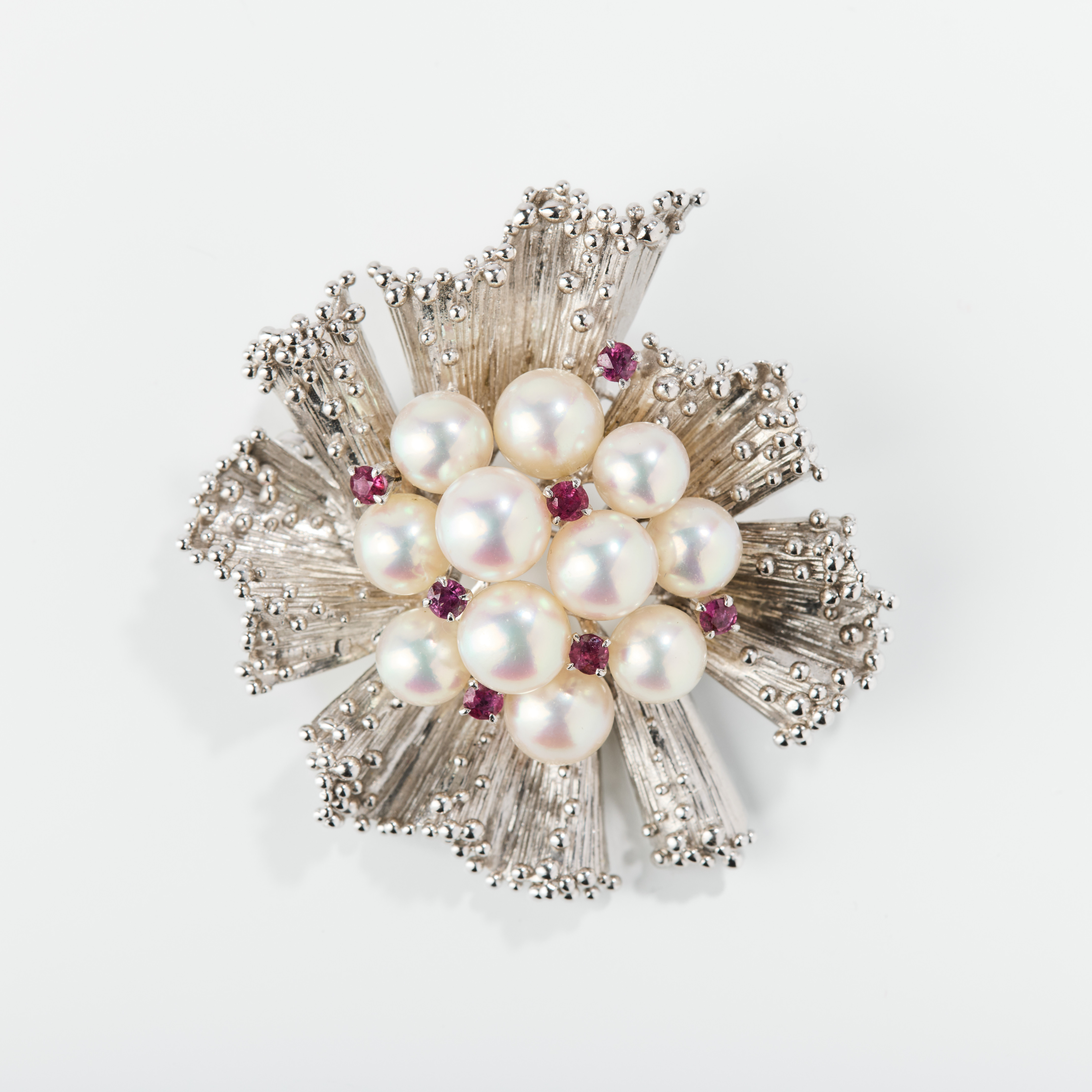 BROSCH, 14K guld med odlade pärlor och rubiner, Tasaki Pearls, Japan 1960/70-tal.