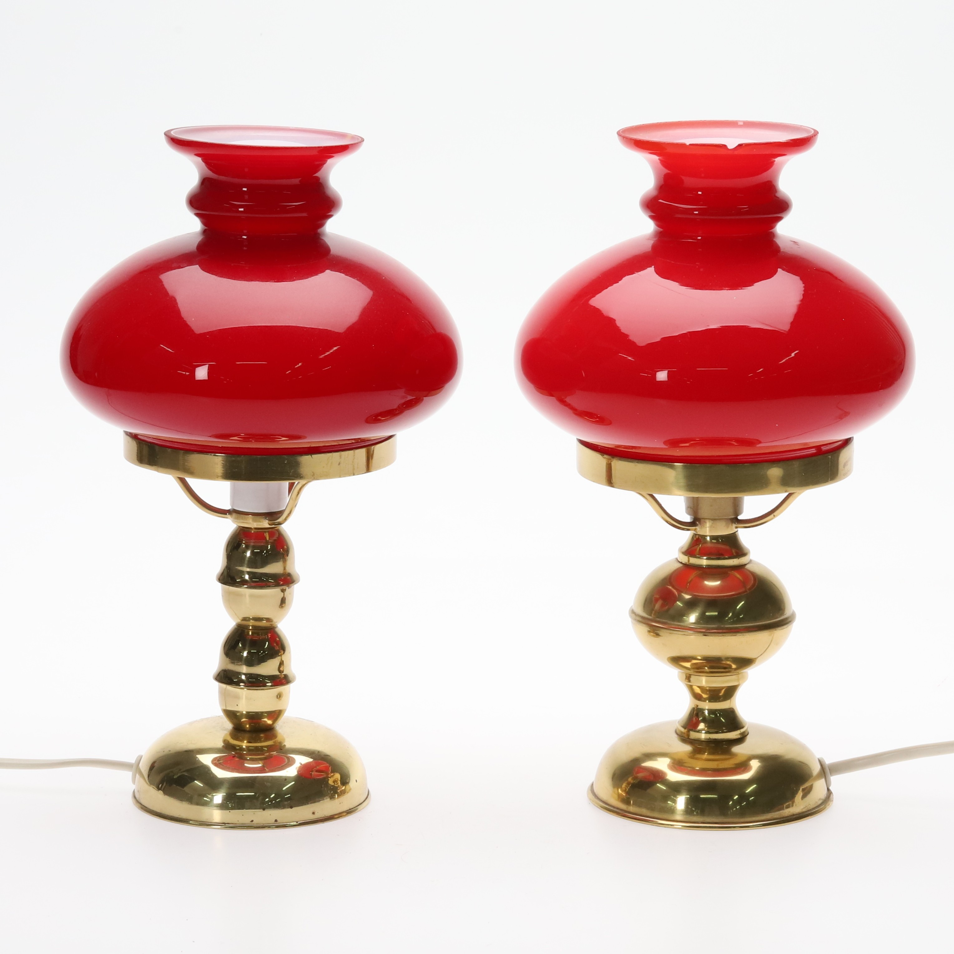 BORDSLAMPA. 2 st. Mässing & glas, etikett-märkta Kosta Elarmatur, 1900-talets andra hälft.