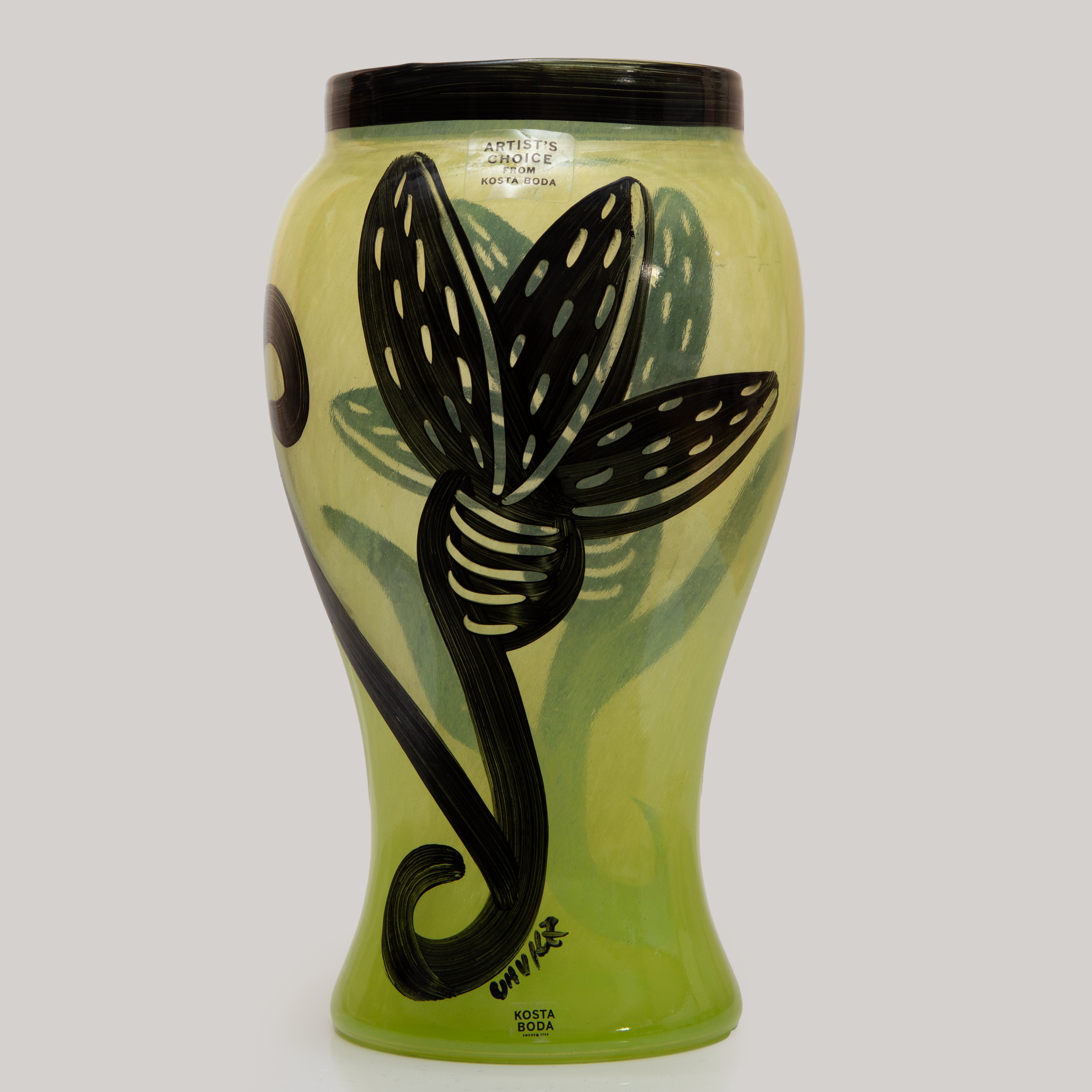 ULRICA HYDMAN-VALLIEN. VAS "CARAMBA" KOSTA BODA, SIGNERAD, NUMRERAD.