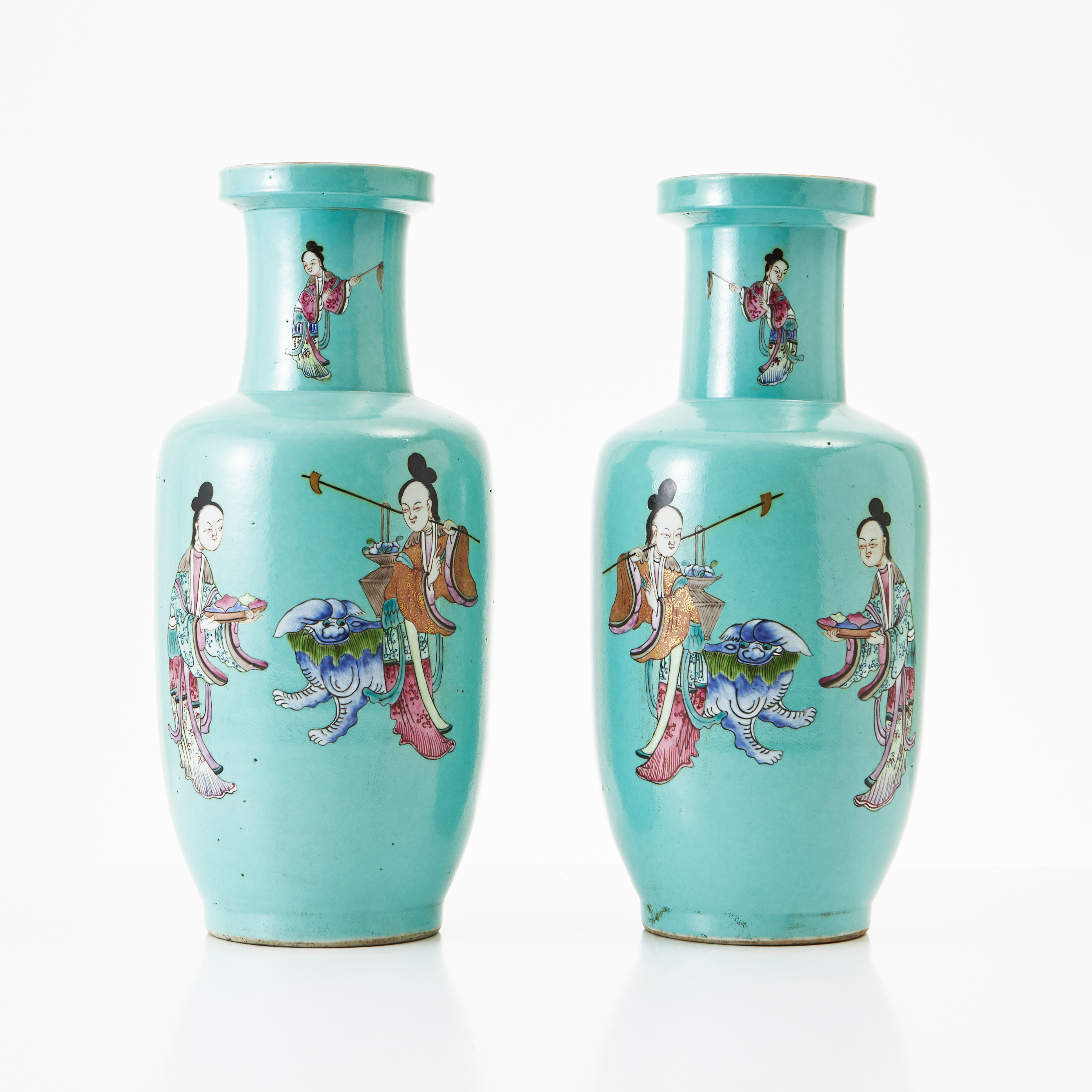 VASER, ett par, porslin, Kina, 1900-tal, rouleauform, polykrom dekor av figurer mot turkos fond.