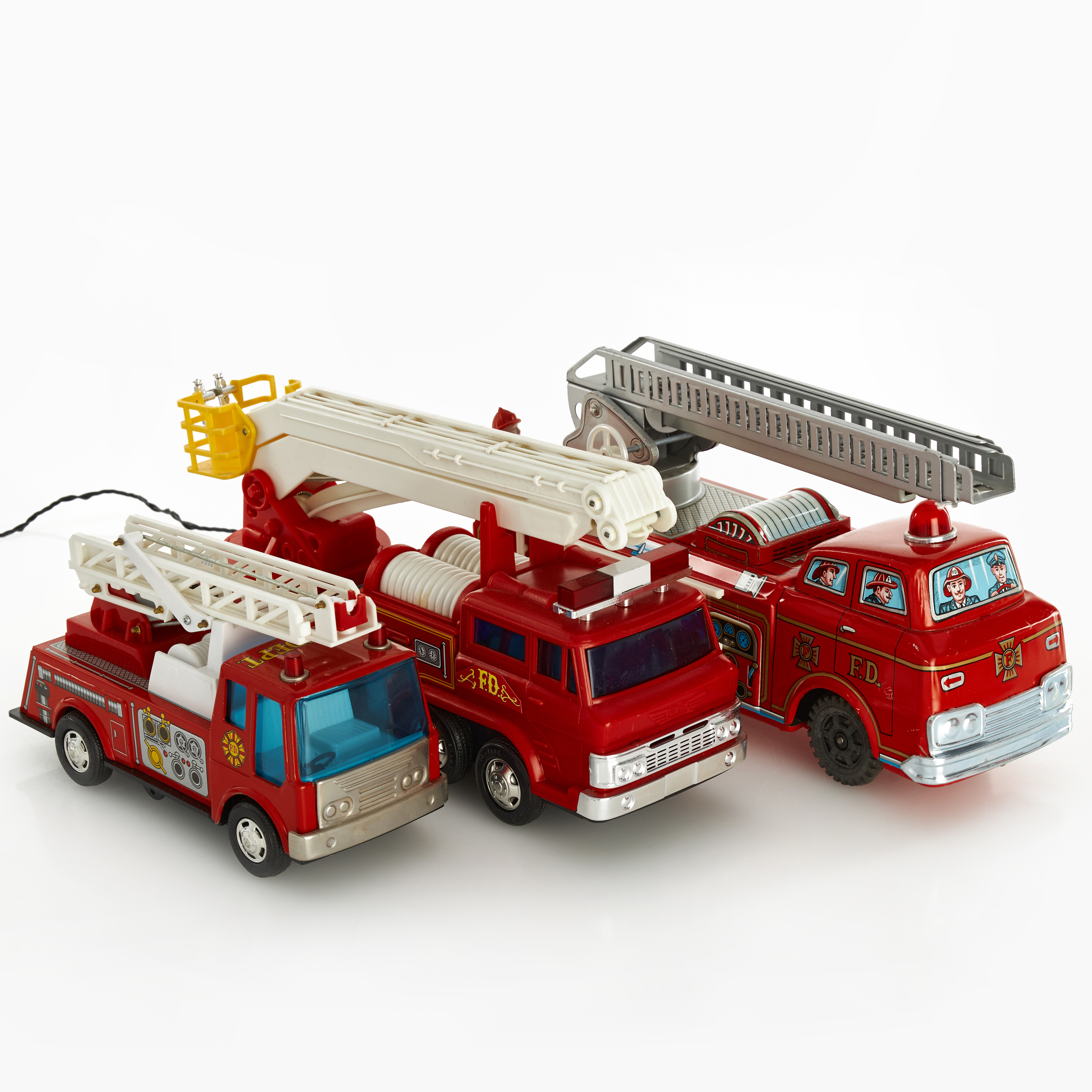 LEKSAKER, 3 st, brandbilar, Japan, bland annat Modern Toys, plåt samt plast, batteri.