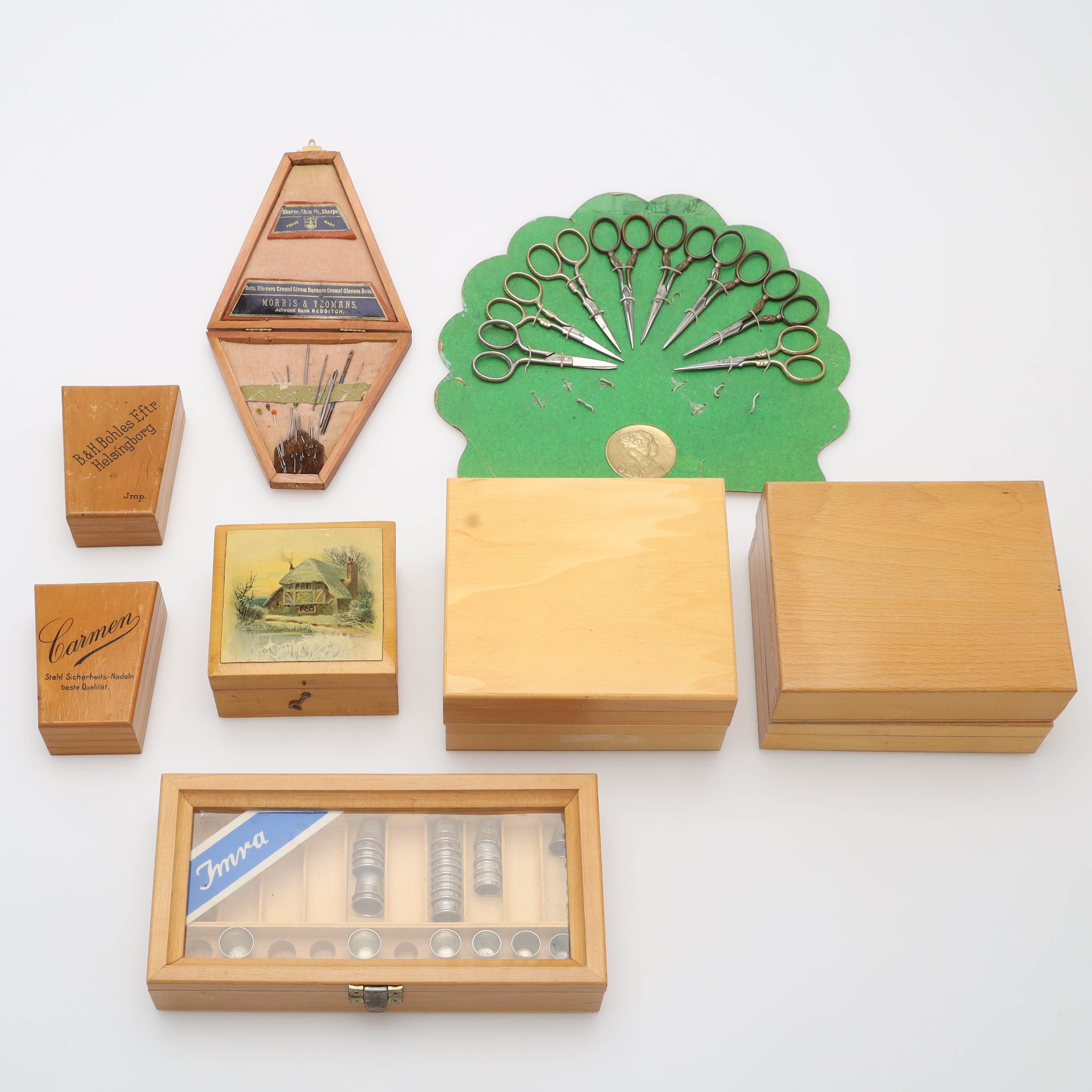 ETUIN med SYTILLBEHÖR, 10 etuin med innehåll, fingerborgar, saxar samt nålar.