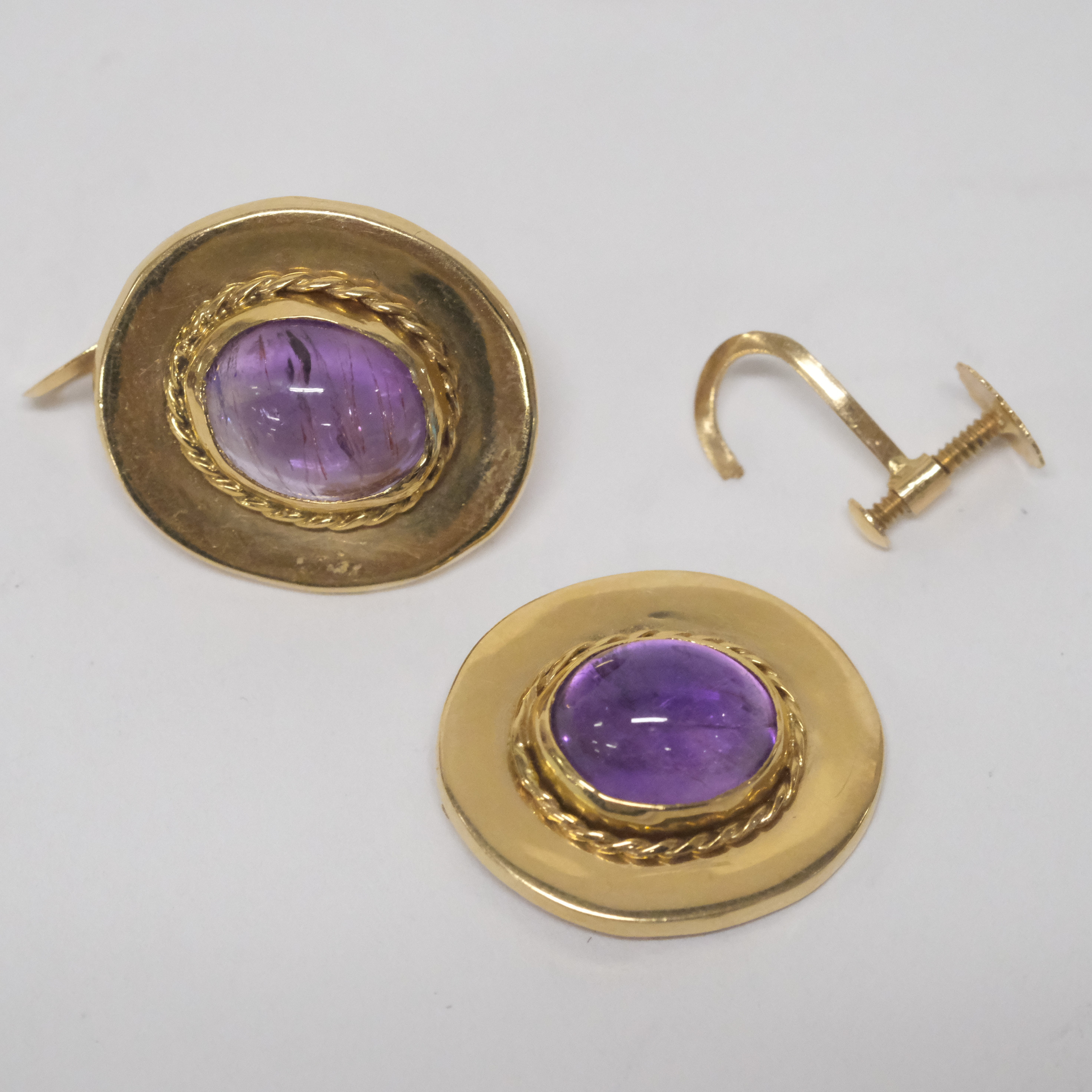ETT PAR ÖRHÄNGEN MED AMETISTER, 18K GULD.