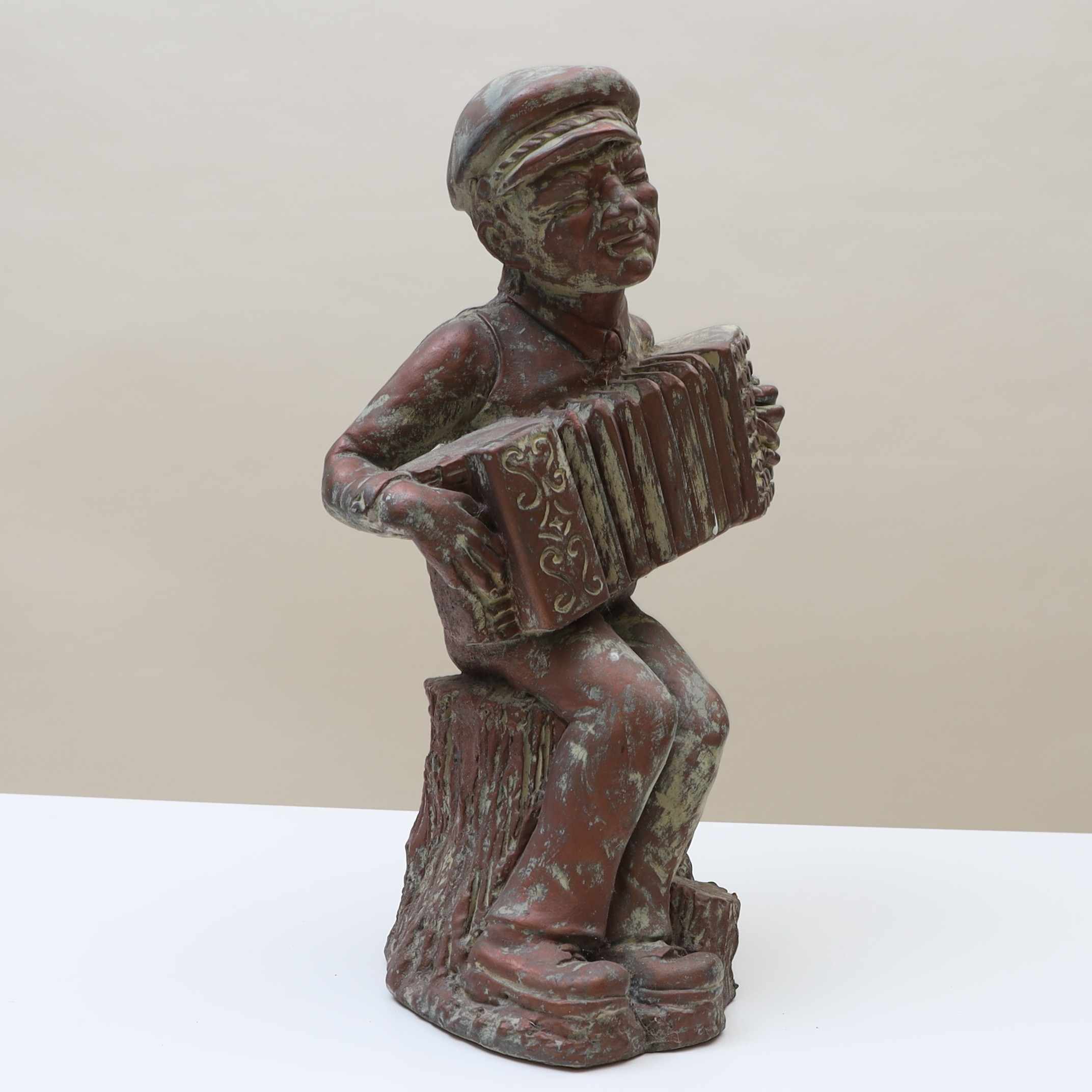 GINO MANCA. Skulptur, patinerad betong, signerad.