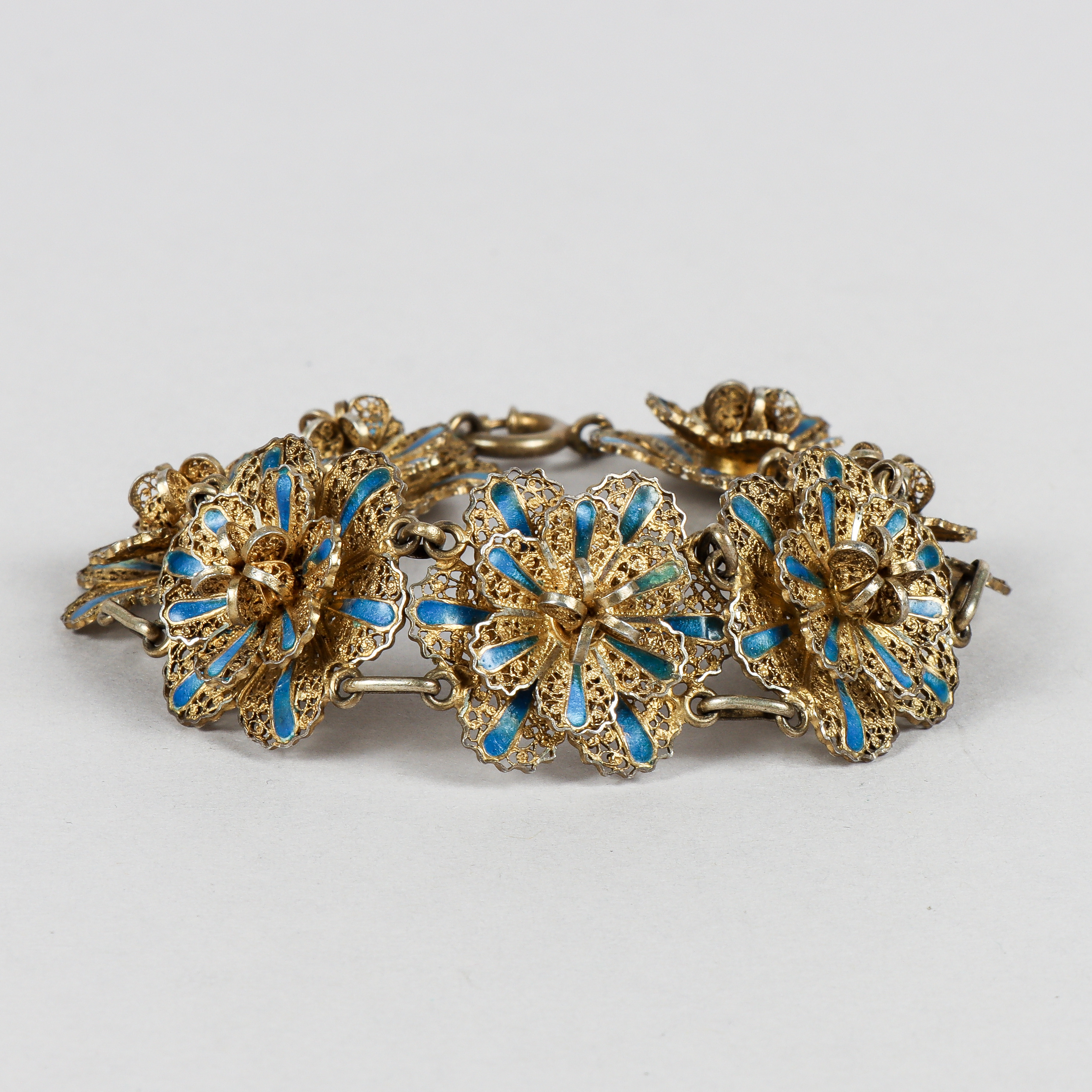 ARMBAND förgyllt silver och emalj, filigranarbete.