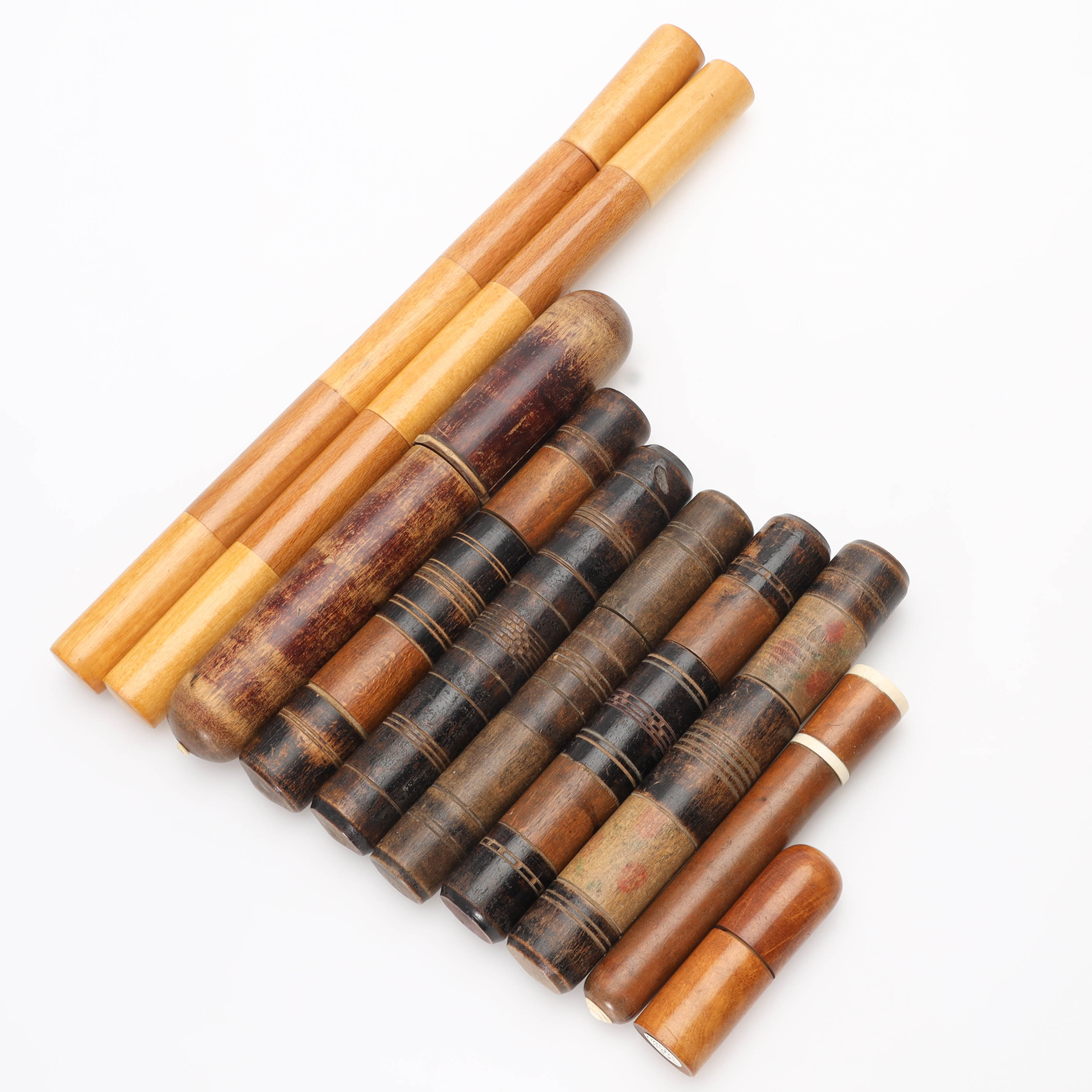 ETUIN/GÖMMOR, 10 delar, trä samt ben/horn, för virknålar samt stickor.