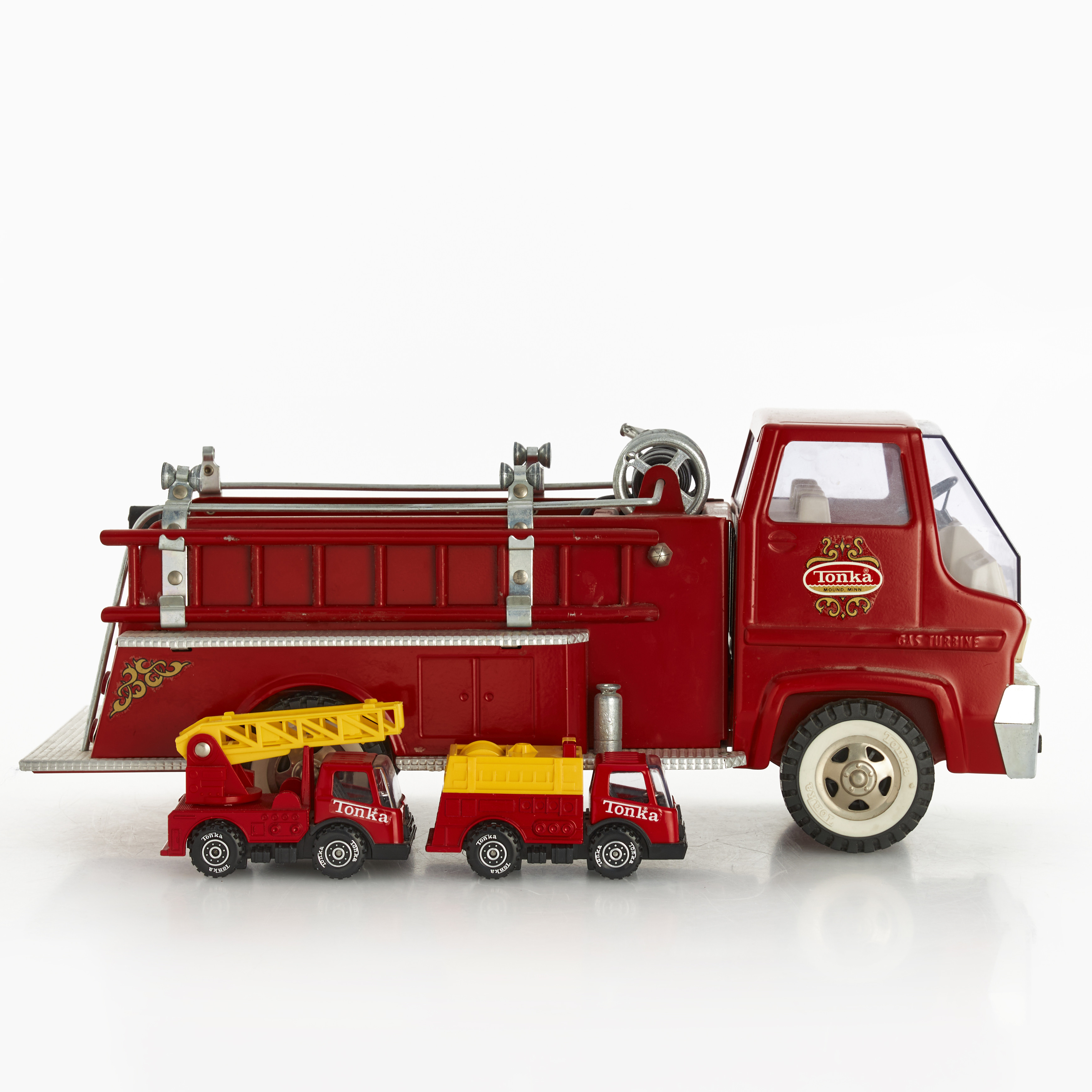 TONKA. 3 st, brandbilar, varav de små märkta Made in Japan, 1900-talets andra hälft, metall samt plast.