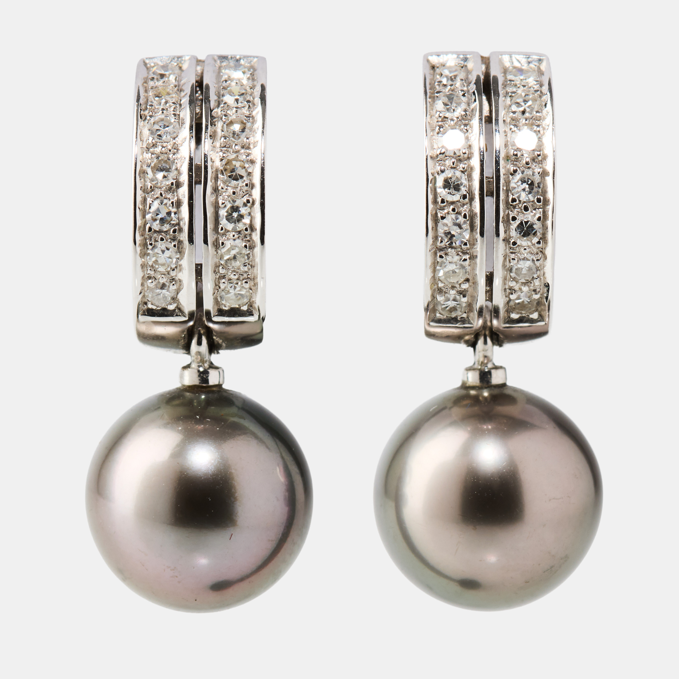 ÖRHÄNGEN, ett par, 18K vitguld med Tahitipärlor och diamanter.