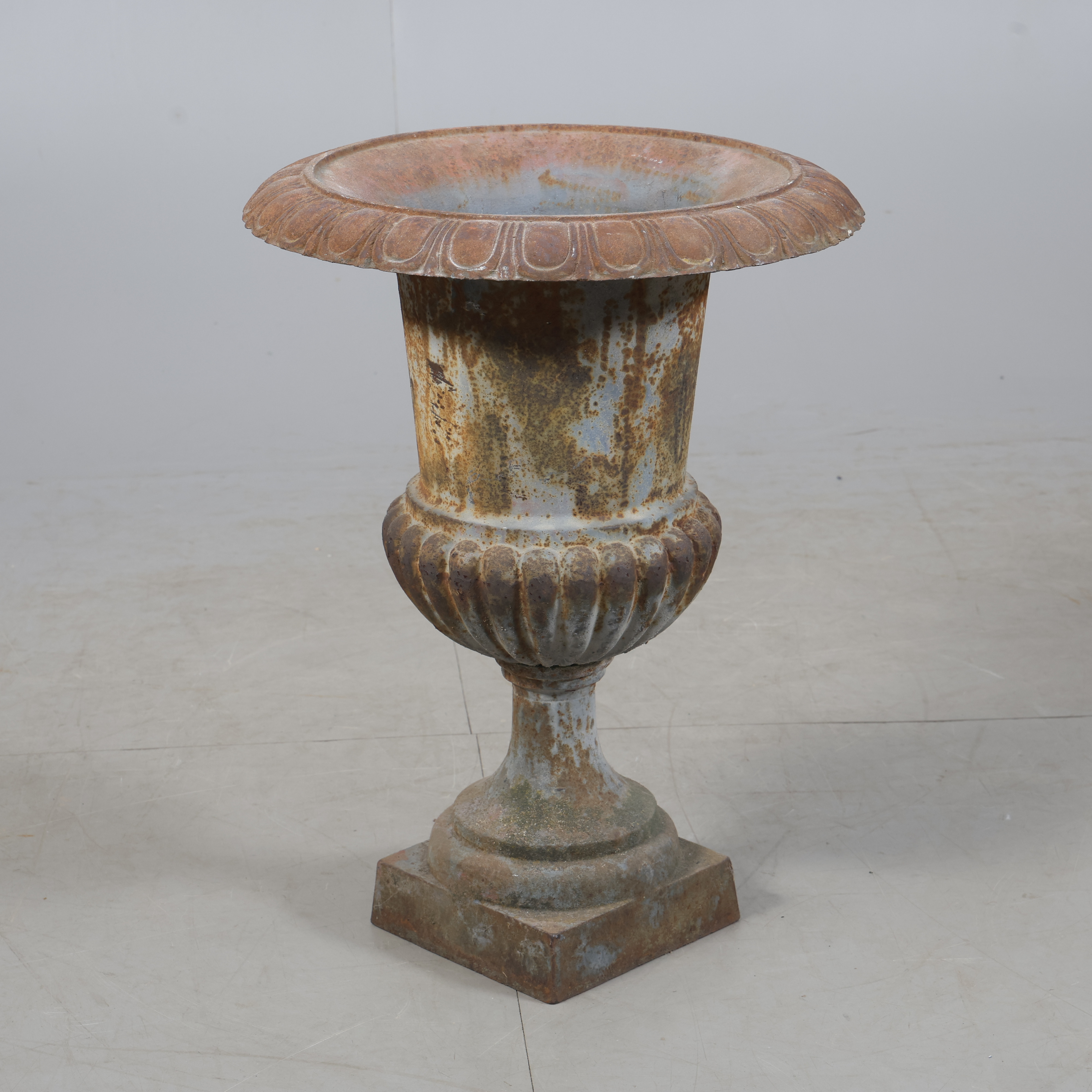 TRÄDGÅRDSURNA, gjutjärn.