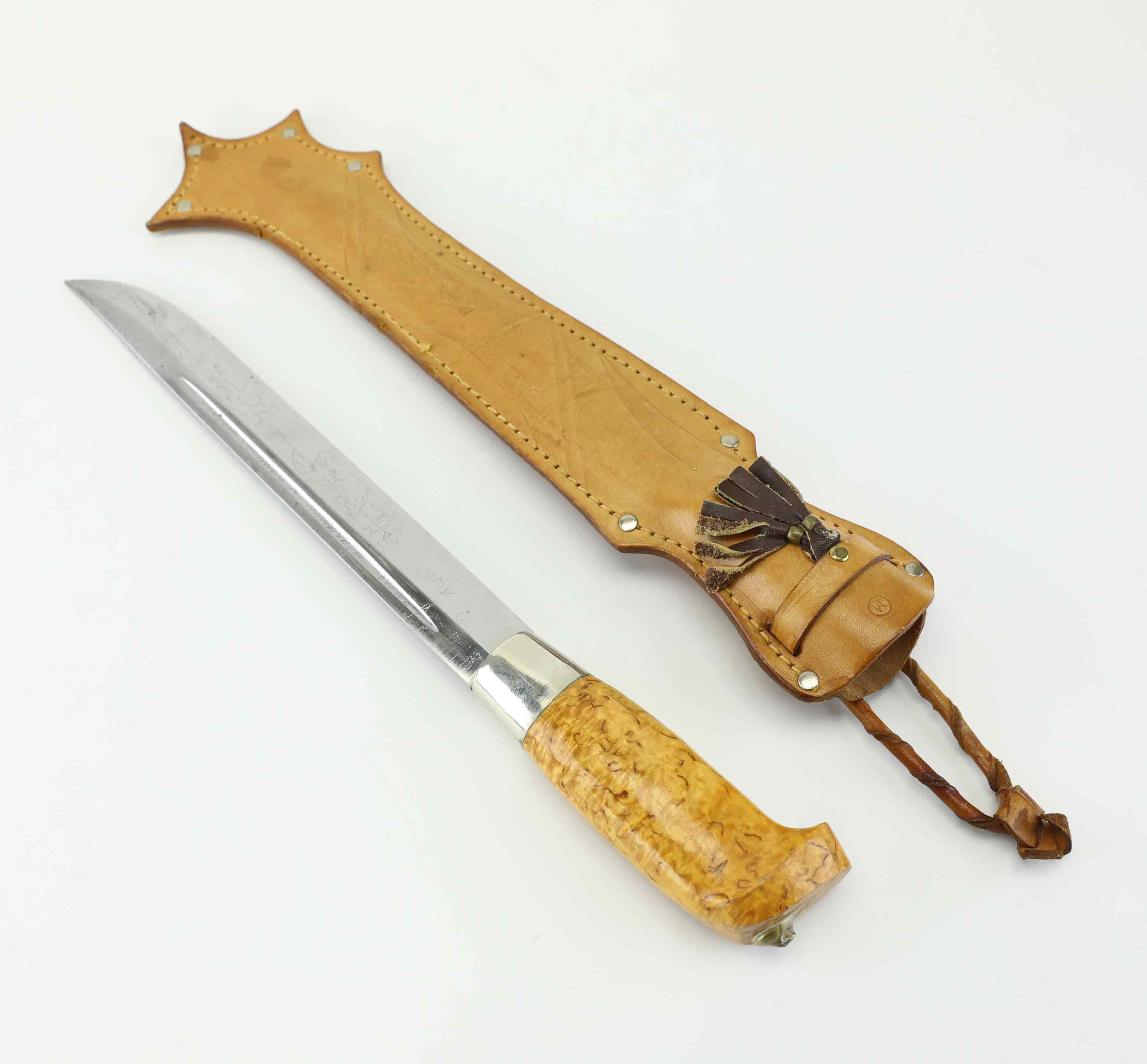 JANNE MARTTIINI. Kniv, masurbjörk, tenn, signerad, Rovaniemi, Finland, 1900-tal.