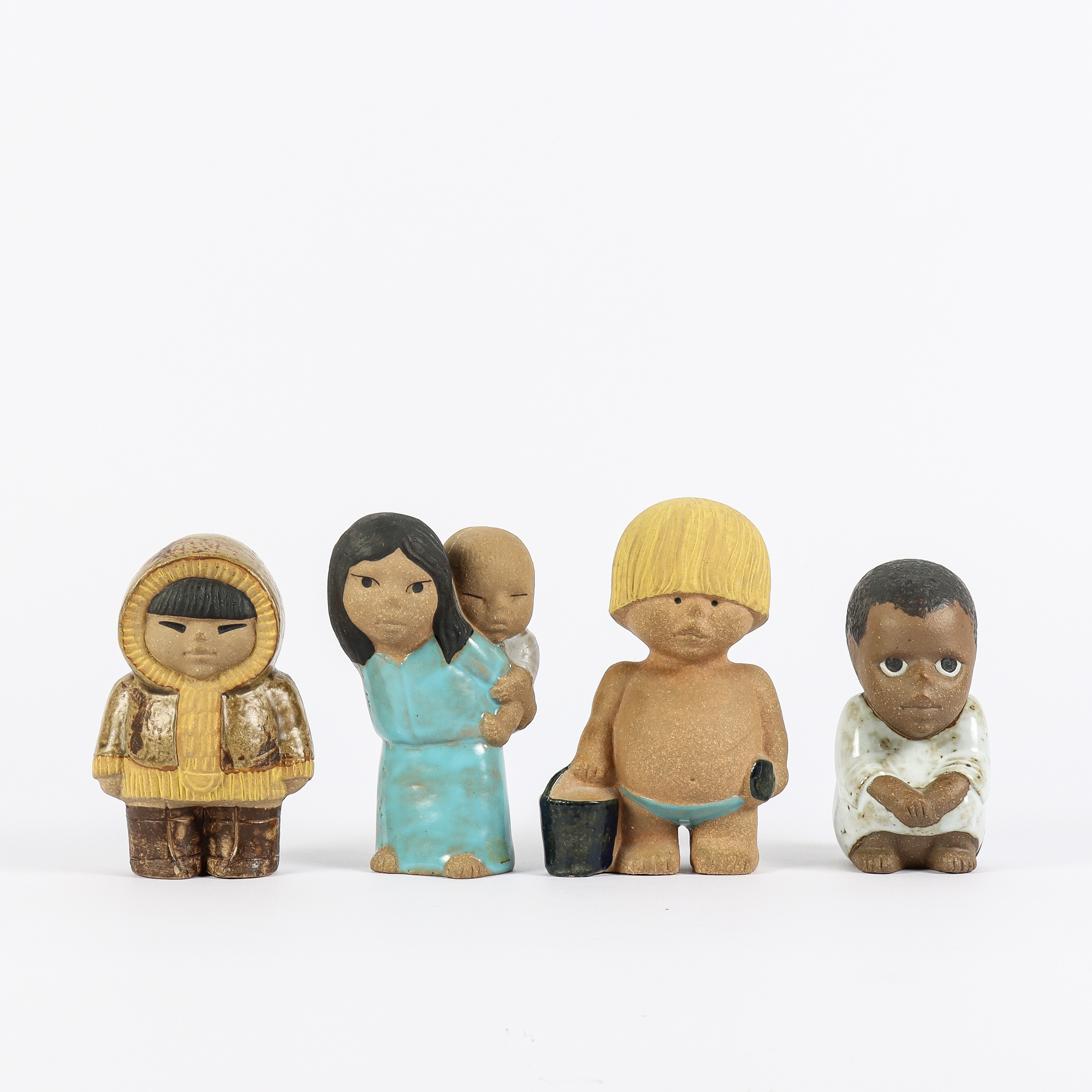 LISA LARSON. Figuriner, 4 stycken ur serien "All Världens Barn", stengods, Gustavsberg.