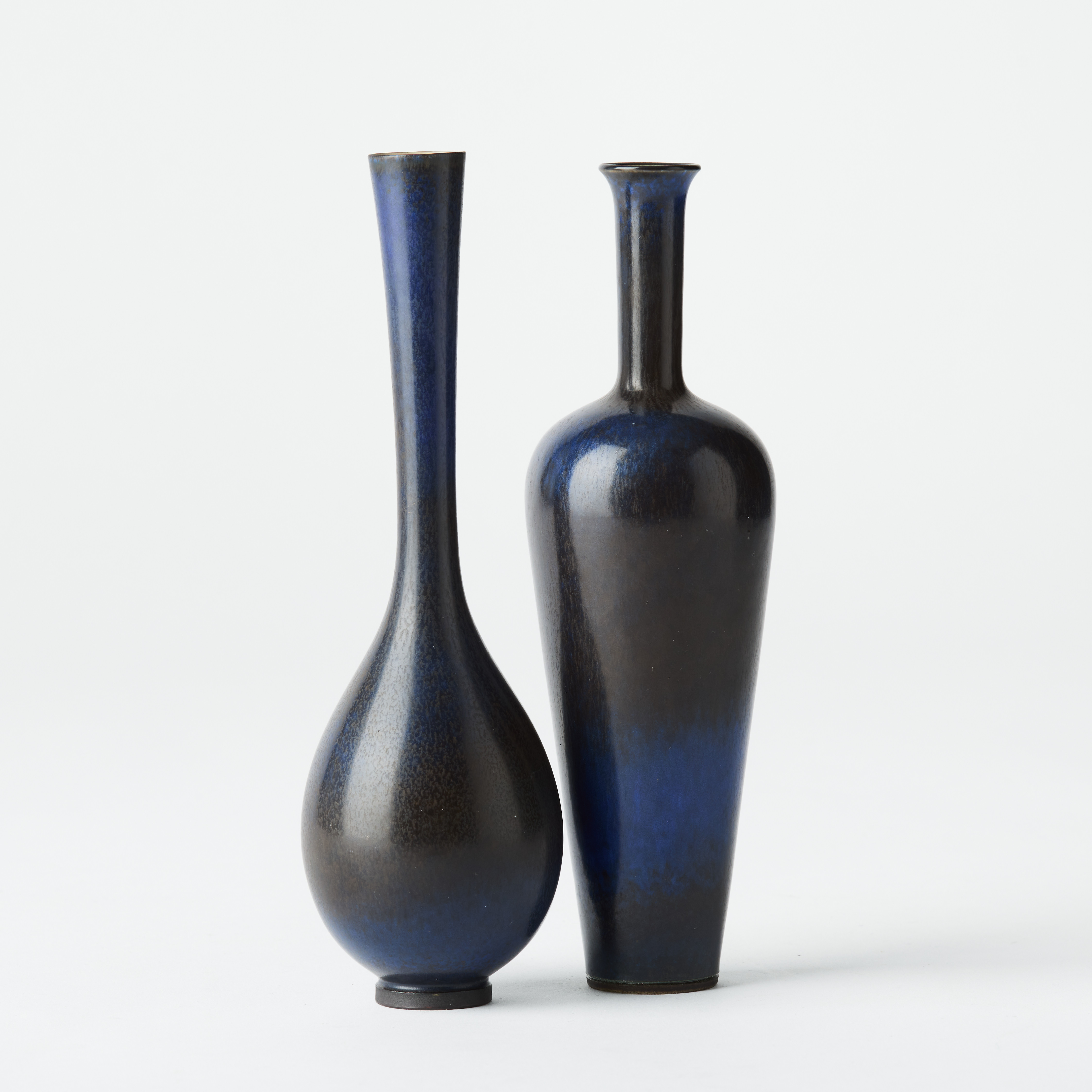 BERNDT FRIBERG. Vaser, två stycken, Gustavsberg, stengods, harpälsglasyr i brunt och blått.