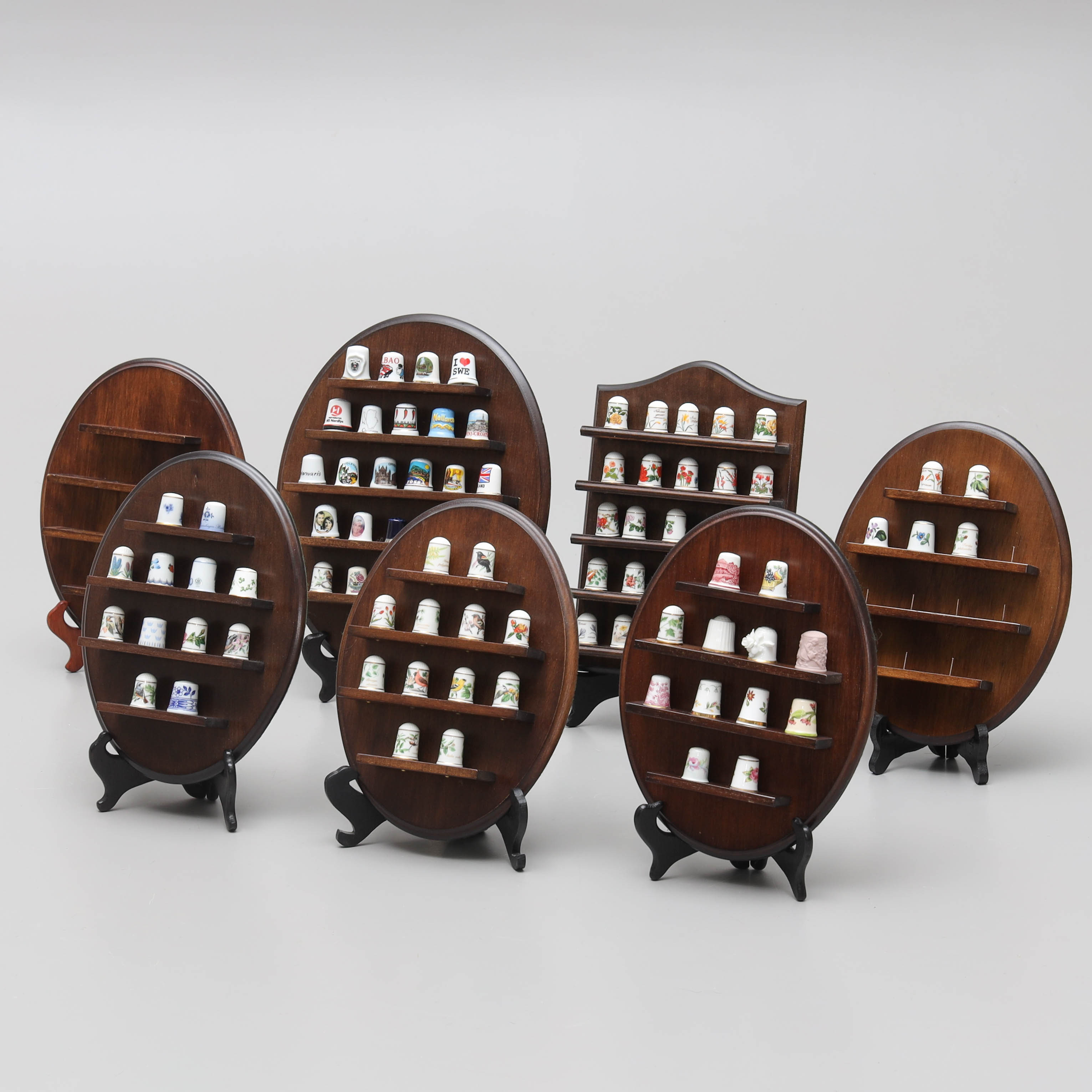 DISPLAYHYLLOR för FINGERBORGAR, 6 hyllor, ca 89 st fingerborgar i porslin, de flesta Franklin porceline.