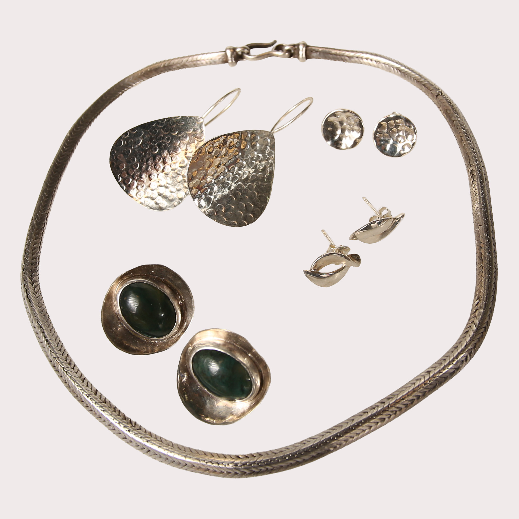 COLLIER, och ÖRHÄNGEN, fyra par, silver, ostämplad collier. Örhängen 925/1000. Totalvikt 78,2 gram.