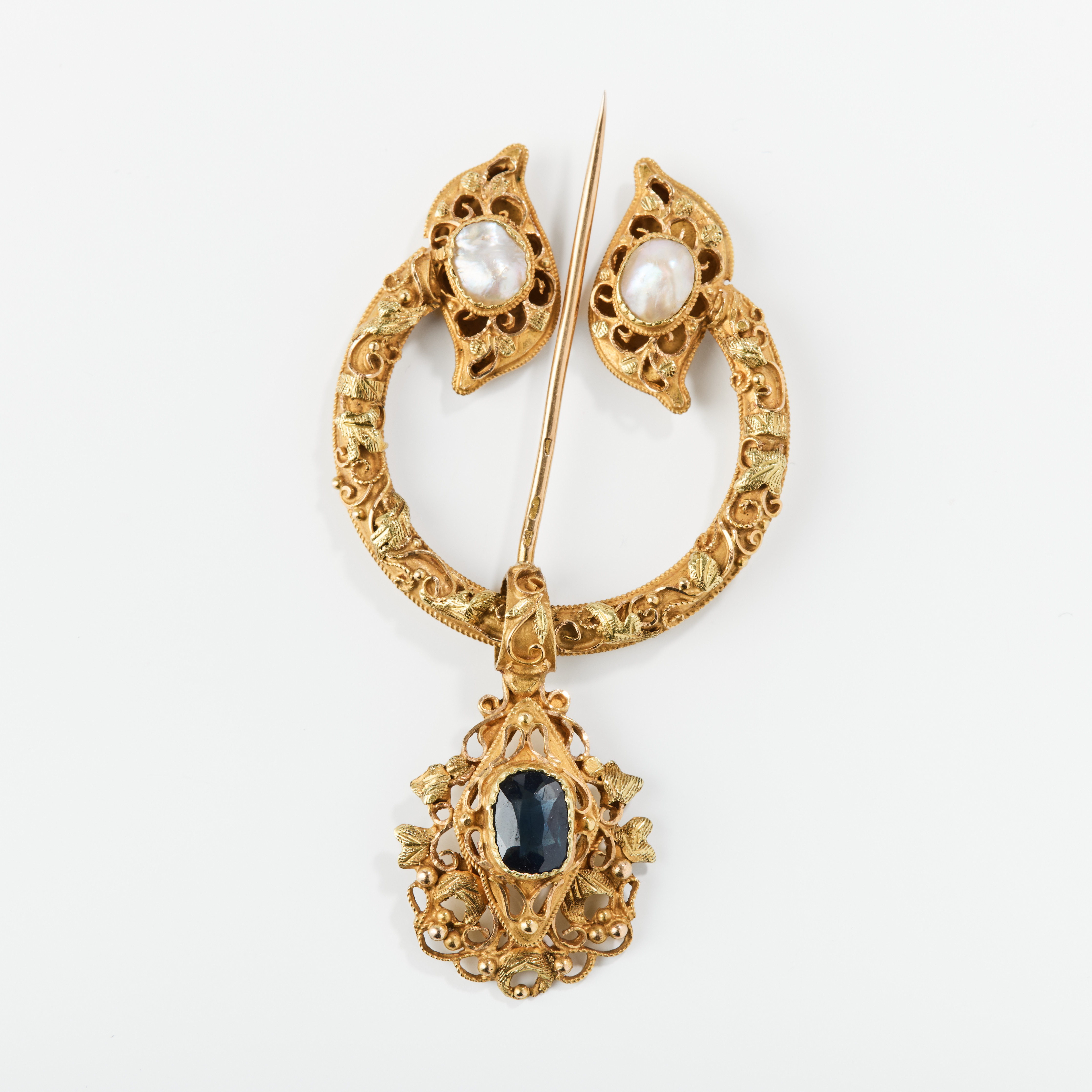 BROSCH, 18K guld med en safir och blisterpärlor, Frankrike omkring sekelskiftet 1900.