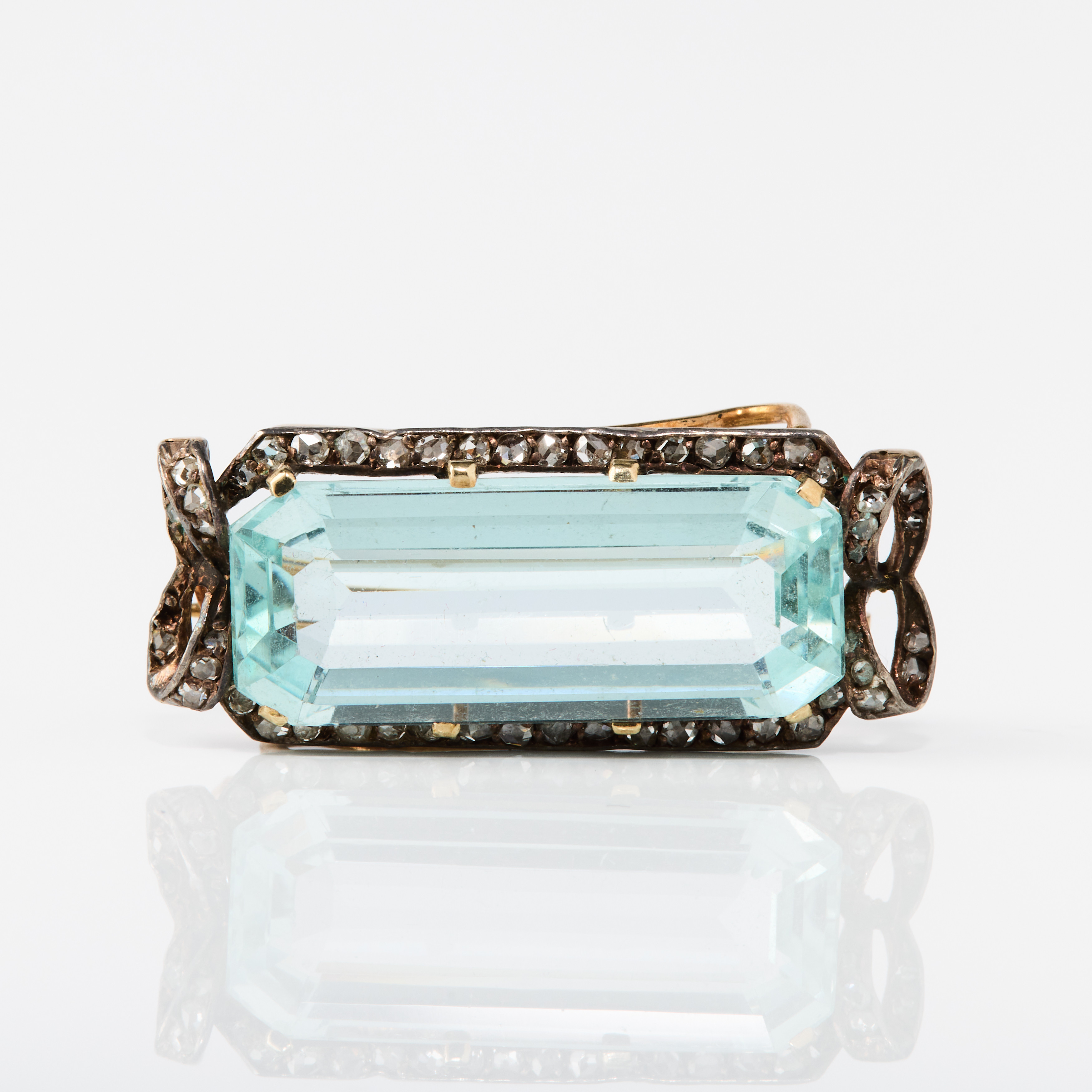 BROSCH, guld/silver med en akvamarin och diamanter, omkring sekelskiftet 1900.