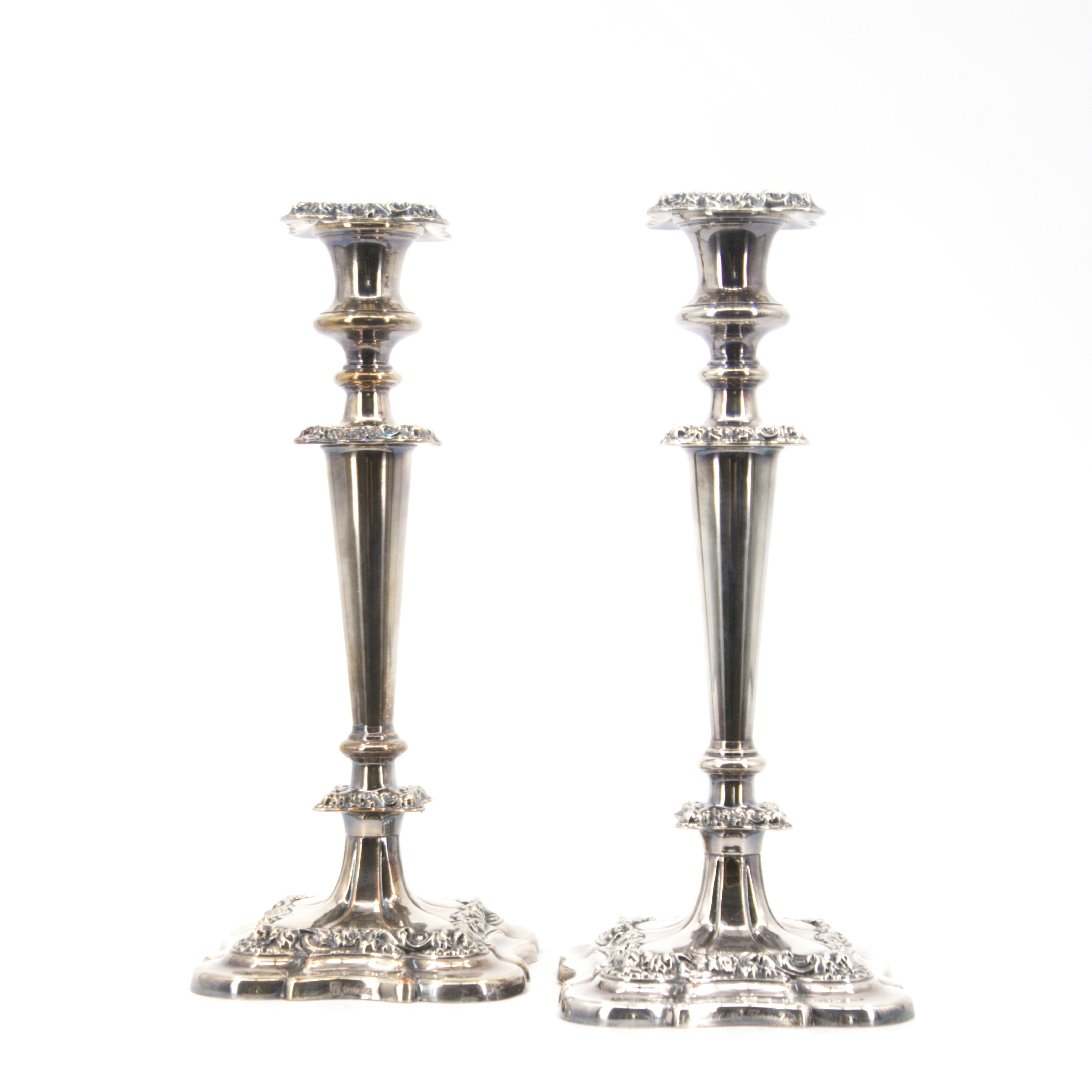 LJUSSTAKAR, ett par, nysilver, gravyr, England, 1953.