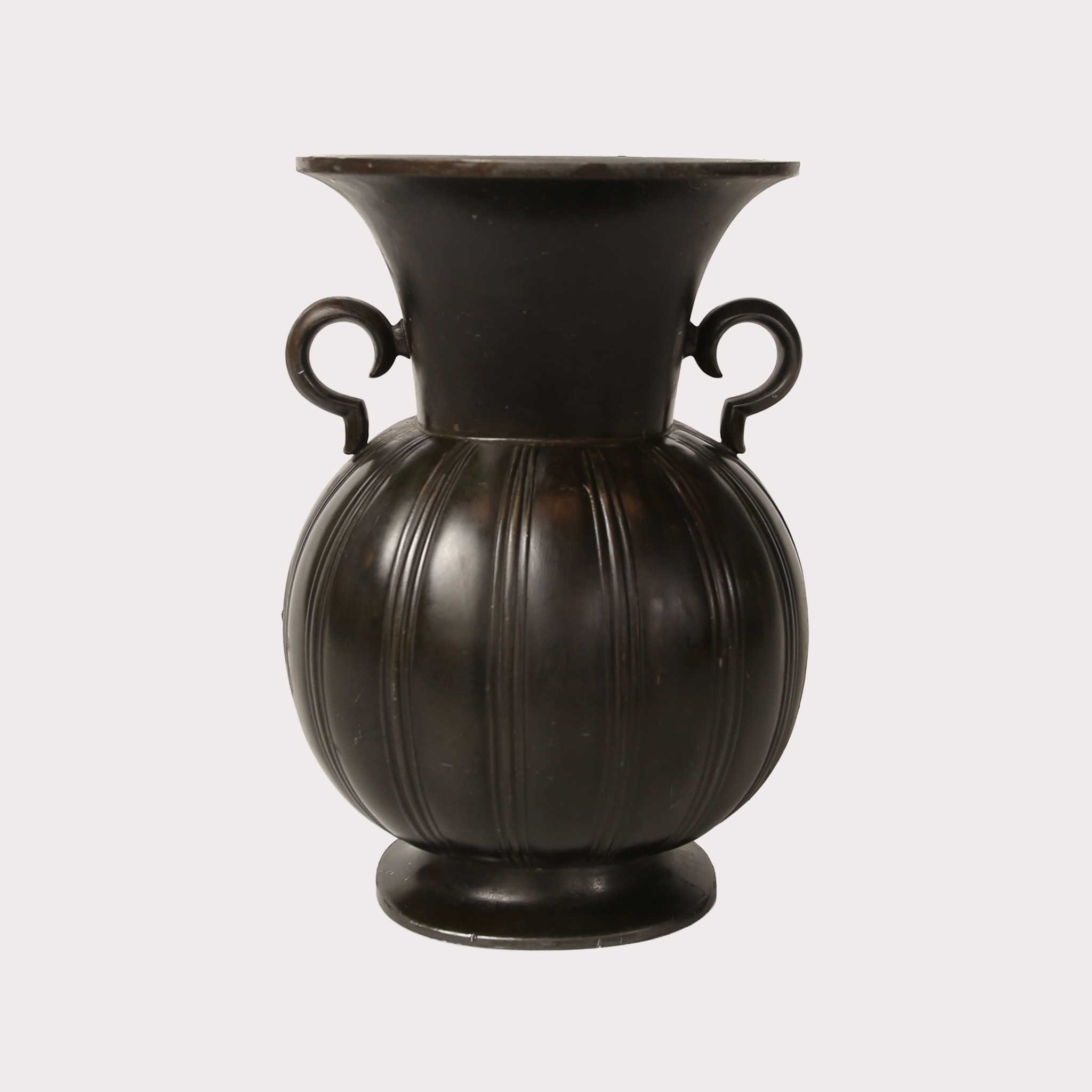 JUST ANDERSEN. Hänkelvas med lodräta ränder. Discometall, Art Deco, modell nr 1925.