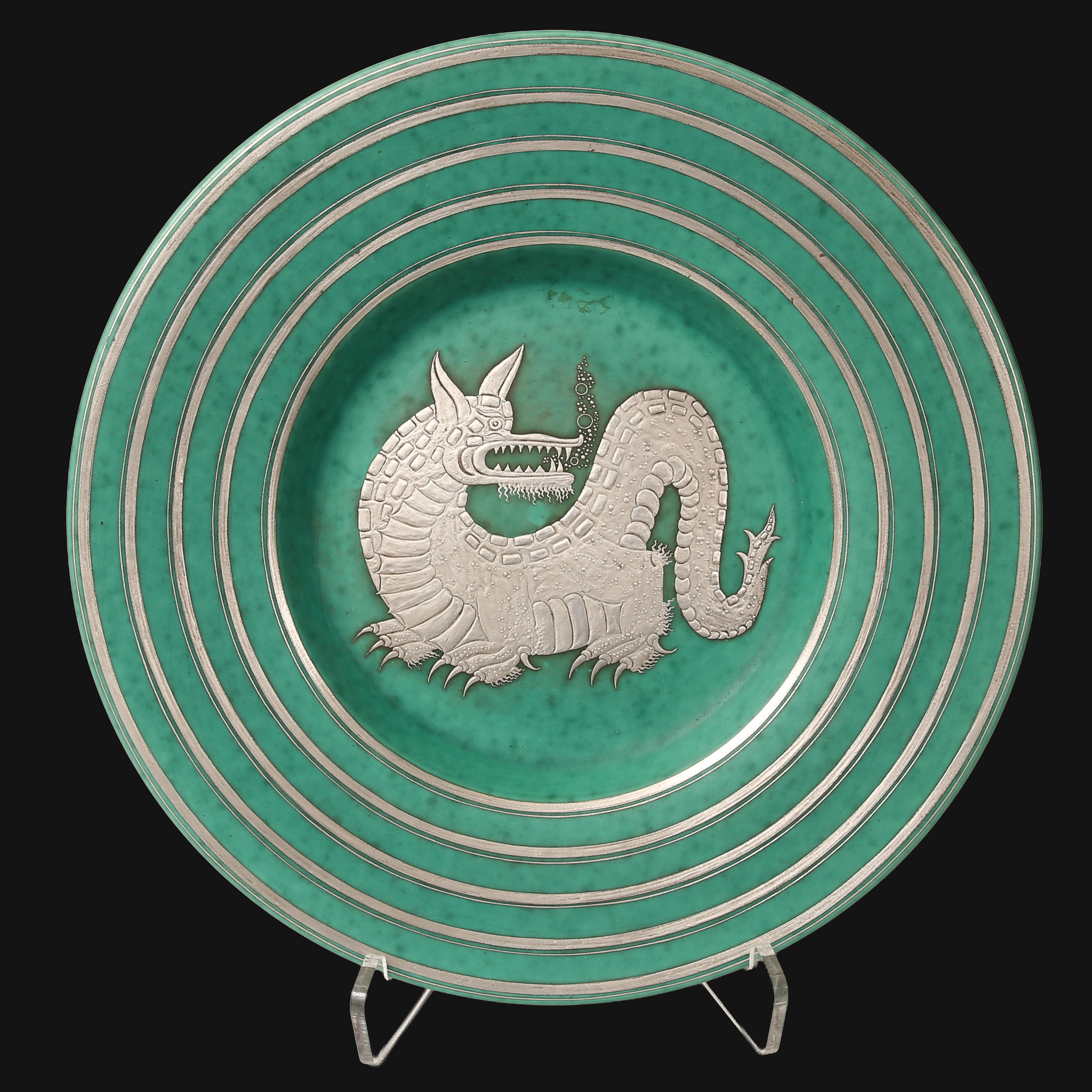 WILHELM KÅGE. Praktfat , "Argenta" med cirkeldekor och drake i centrum, stengods/silver, stämpelmärkt Gustavsberg 909, O= år 1945.