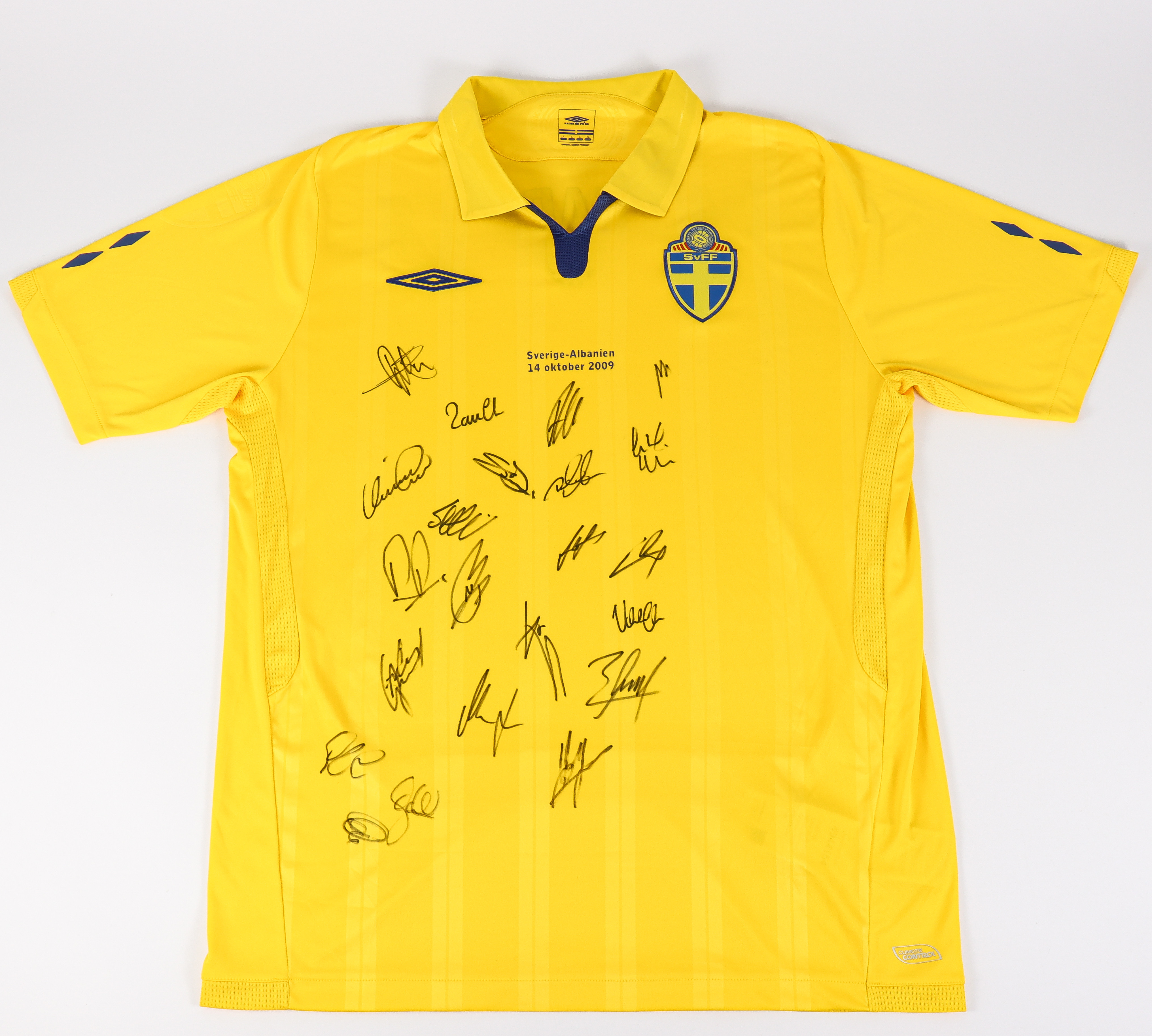 LANDSLAGSSTRÖJA, Sverige-Albanien 2009 signerad av laget.