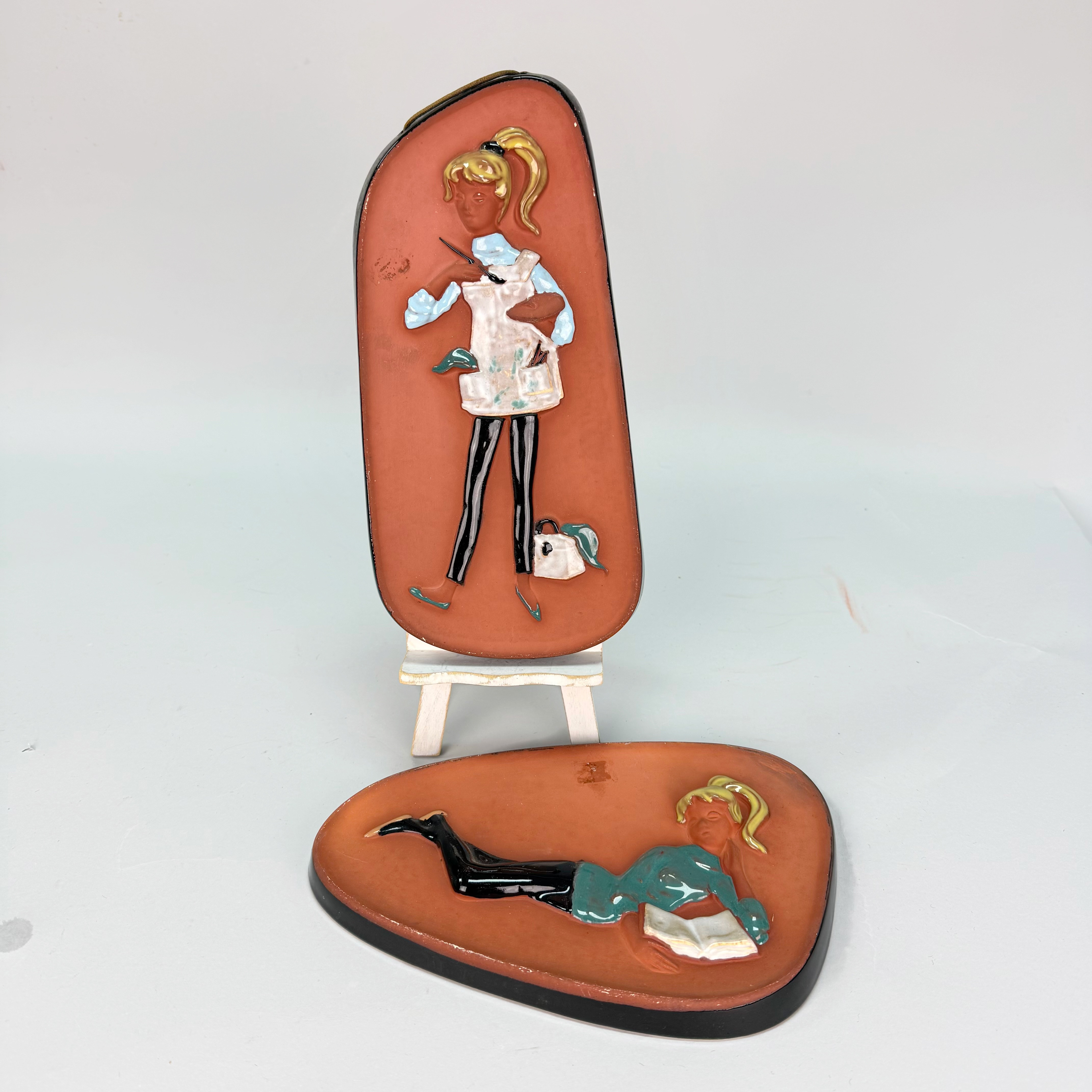 KERAMIKTAVLOR 2 st, numrerade på baksidan 1114/117 Norge, 1900 talets mitt.