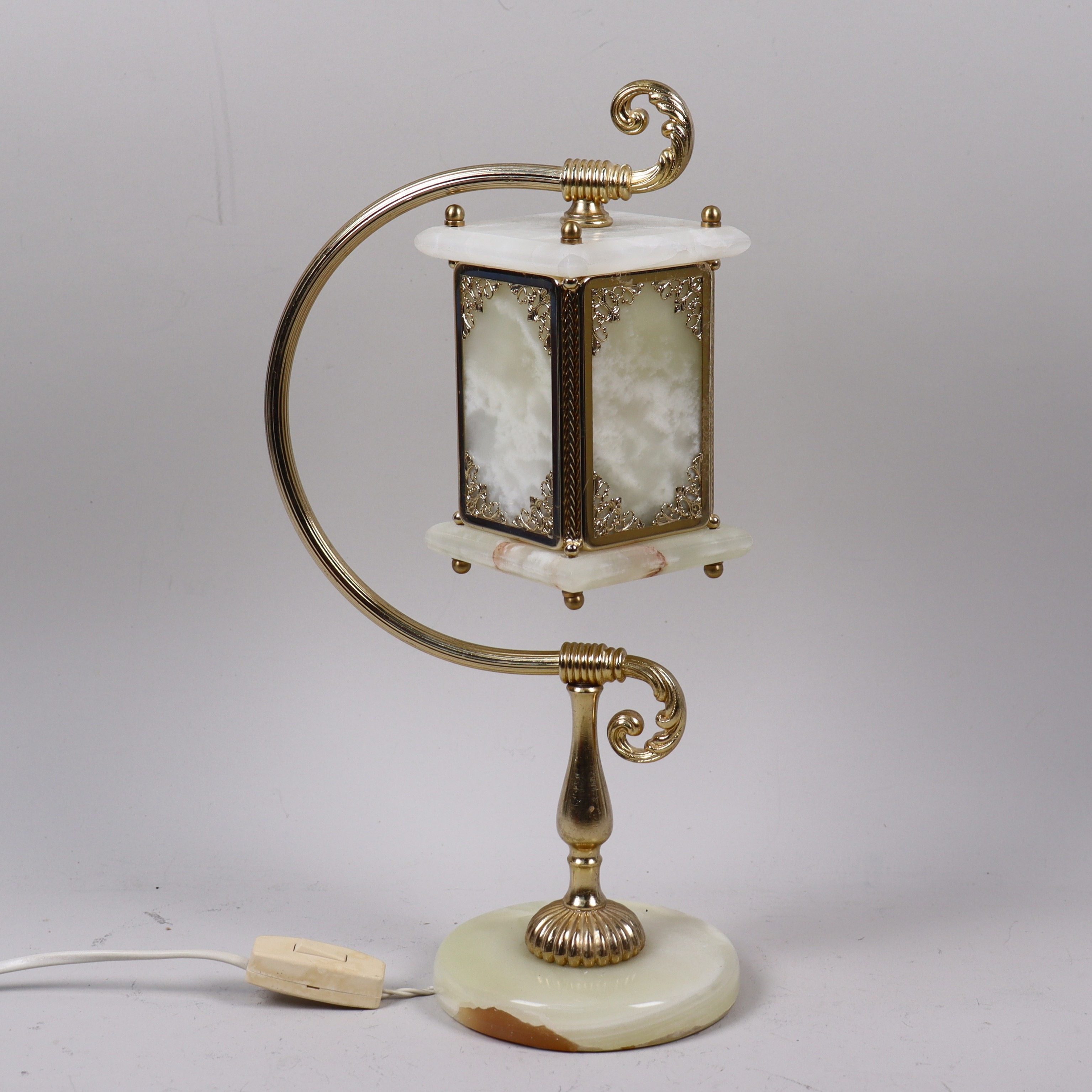 BORDSLAMPA, onyx och gulmetall, Italien, 1900-tal.