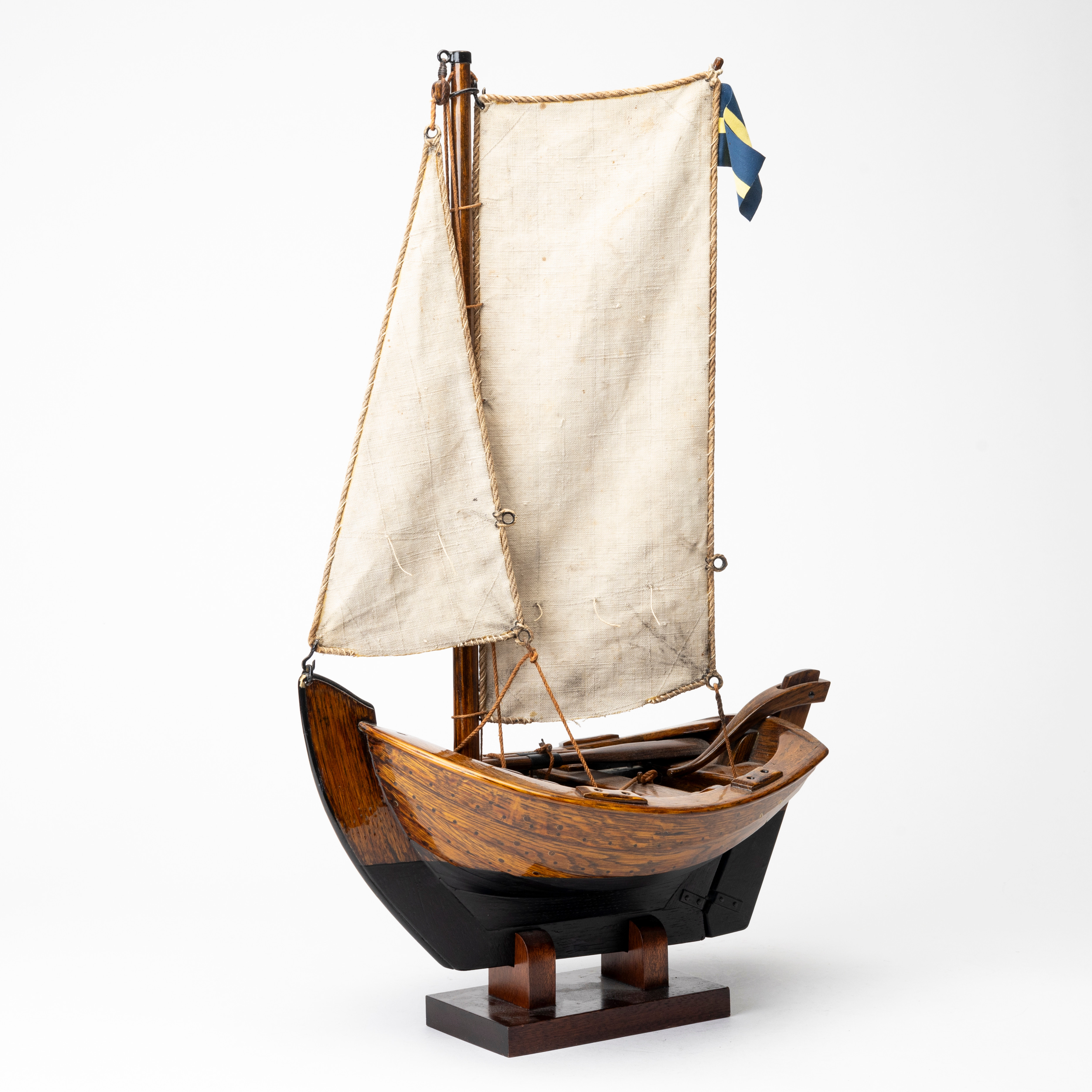 CARL JOHAN KALDÉN. "Segeleka", mahogny och tyg, signerad och daterad, -97.