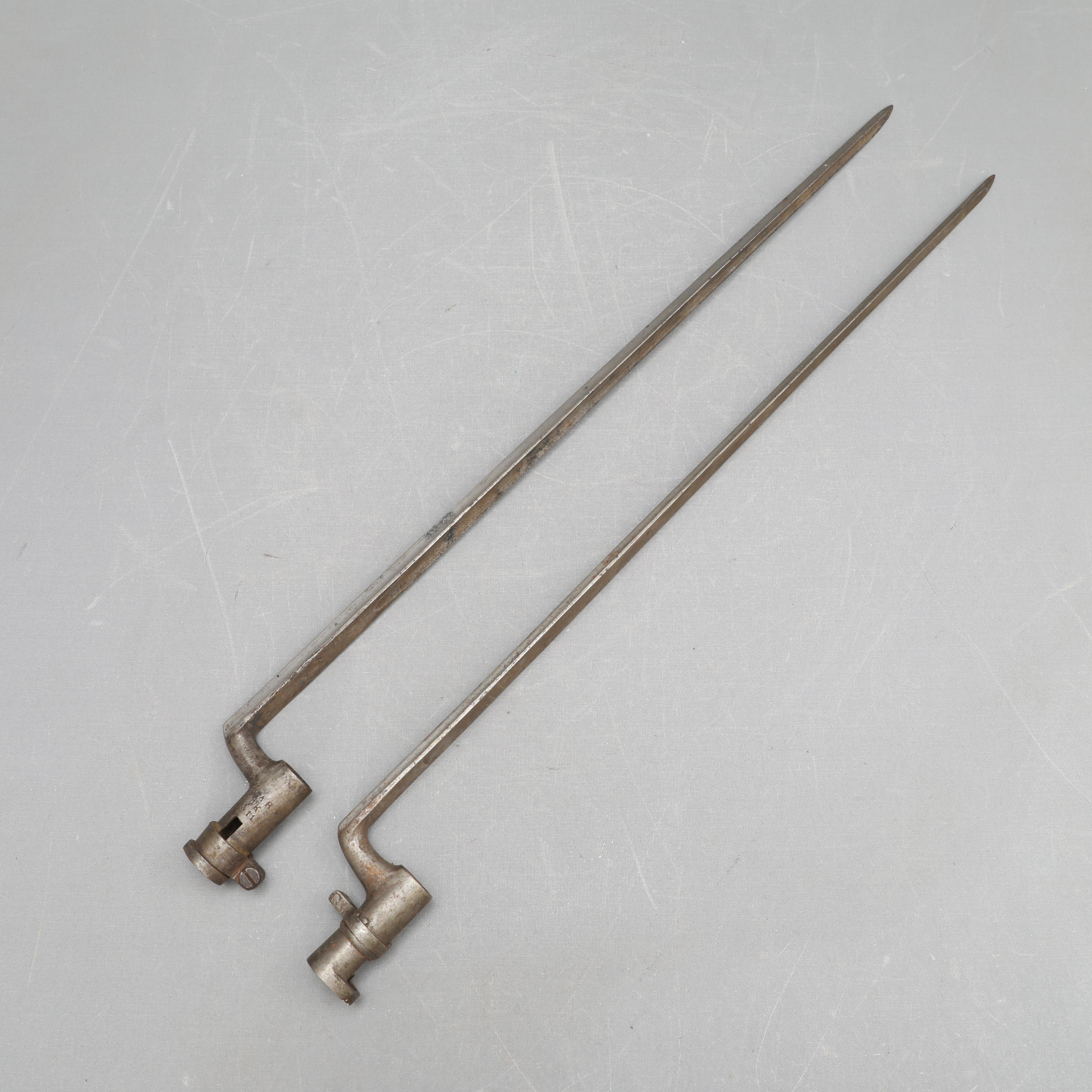 HYLSBAJONETTER, 2 stycken, 1 märkt GAR 1K N11.