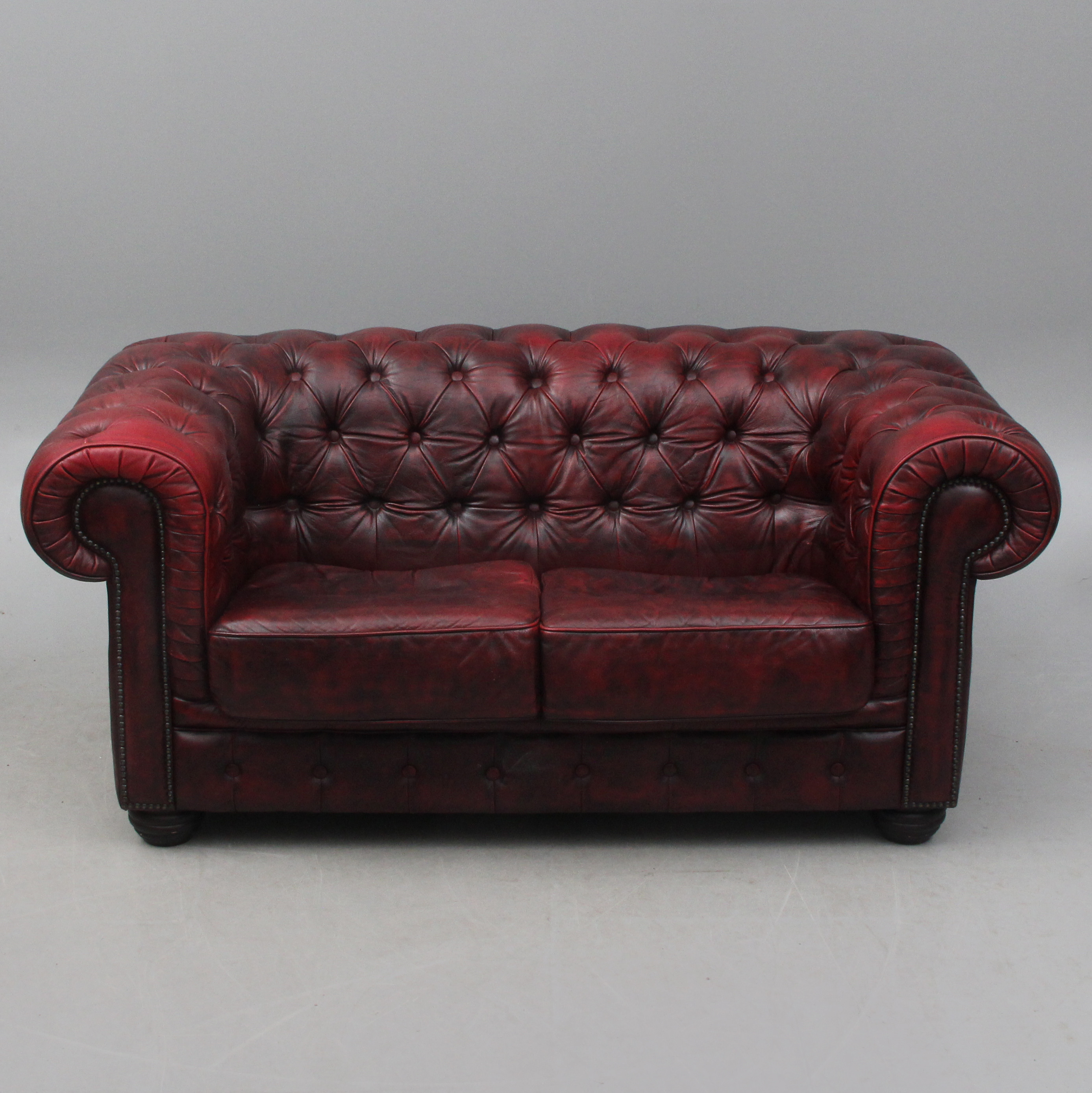 SOFFA, 2 sits, Chesterfield Rubelli, Oxblood Leather.