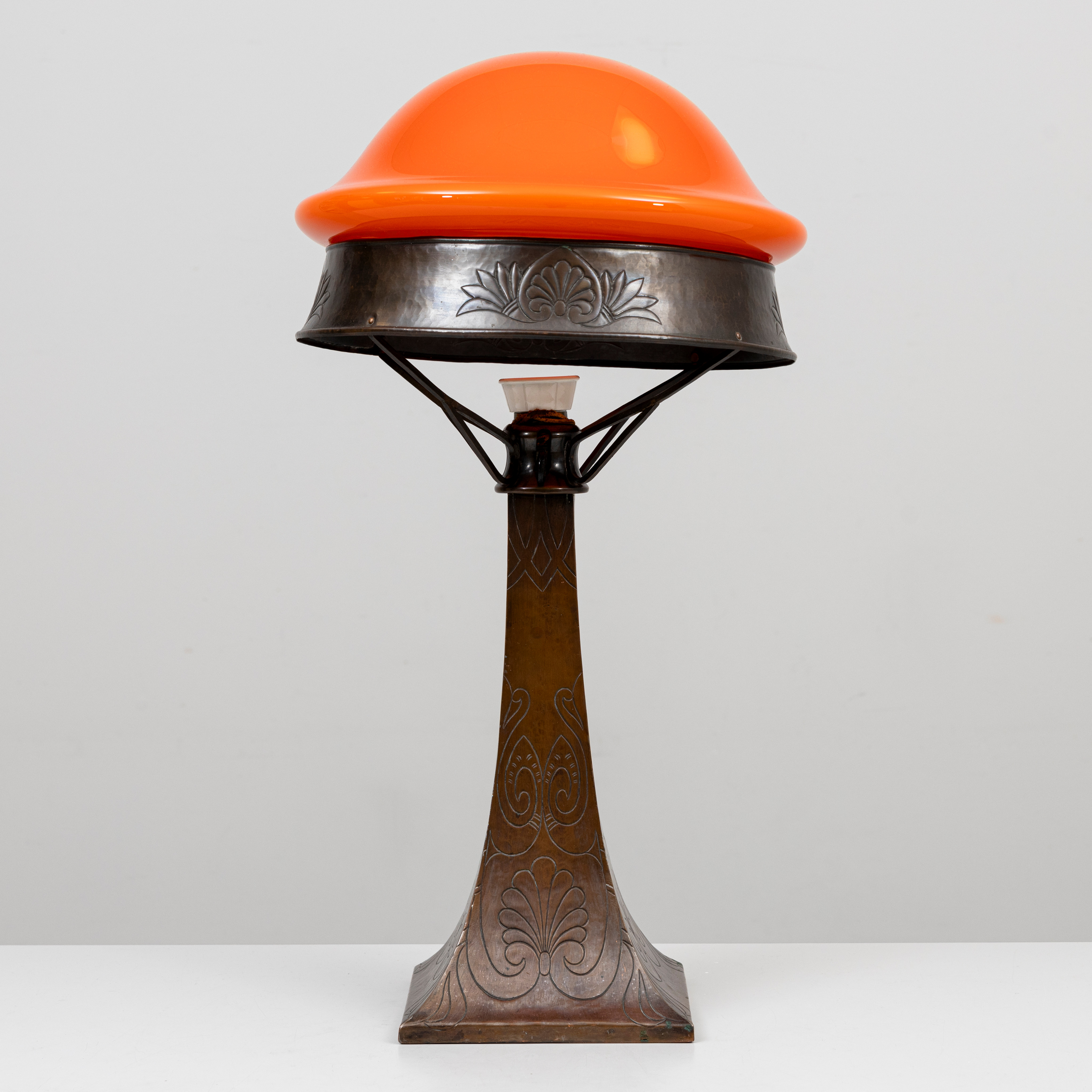 BORDSLAMPA, metall och glas, Jugend, ca 1900.