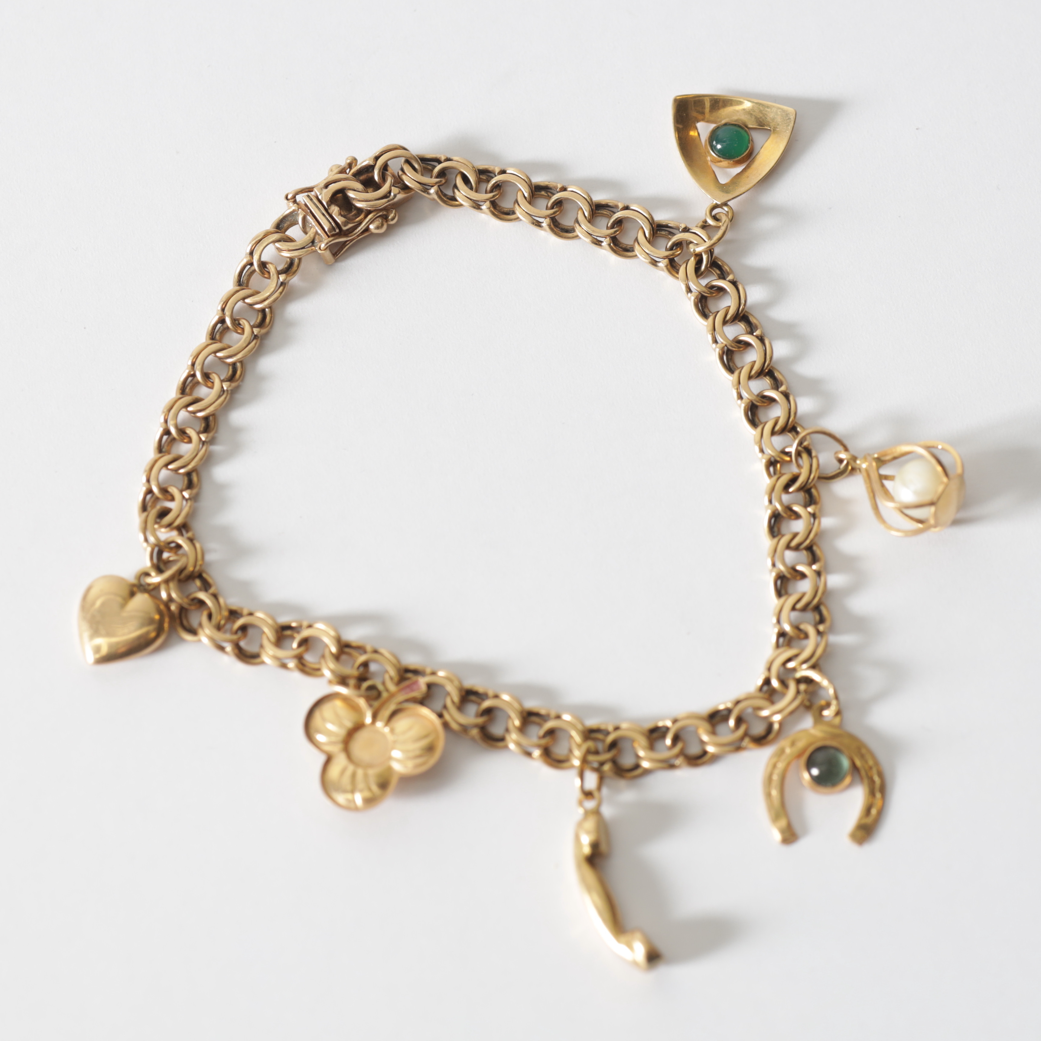 ARMBAND, 18K guld med pärla & stenar, bismarck-länk med berlocker, Bengt Hallberg Guldsmeds. A.B., Köping, 1969. Totalvikt ca 13,1 gram.