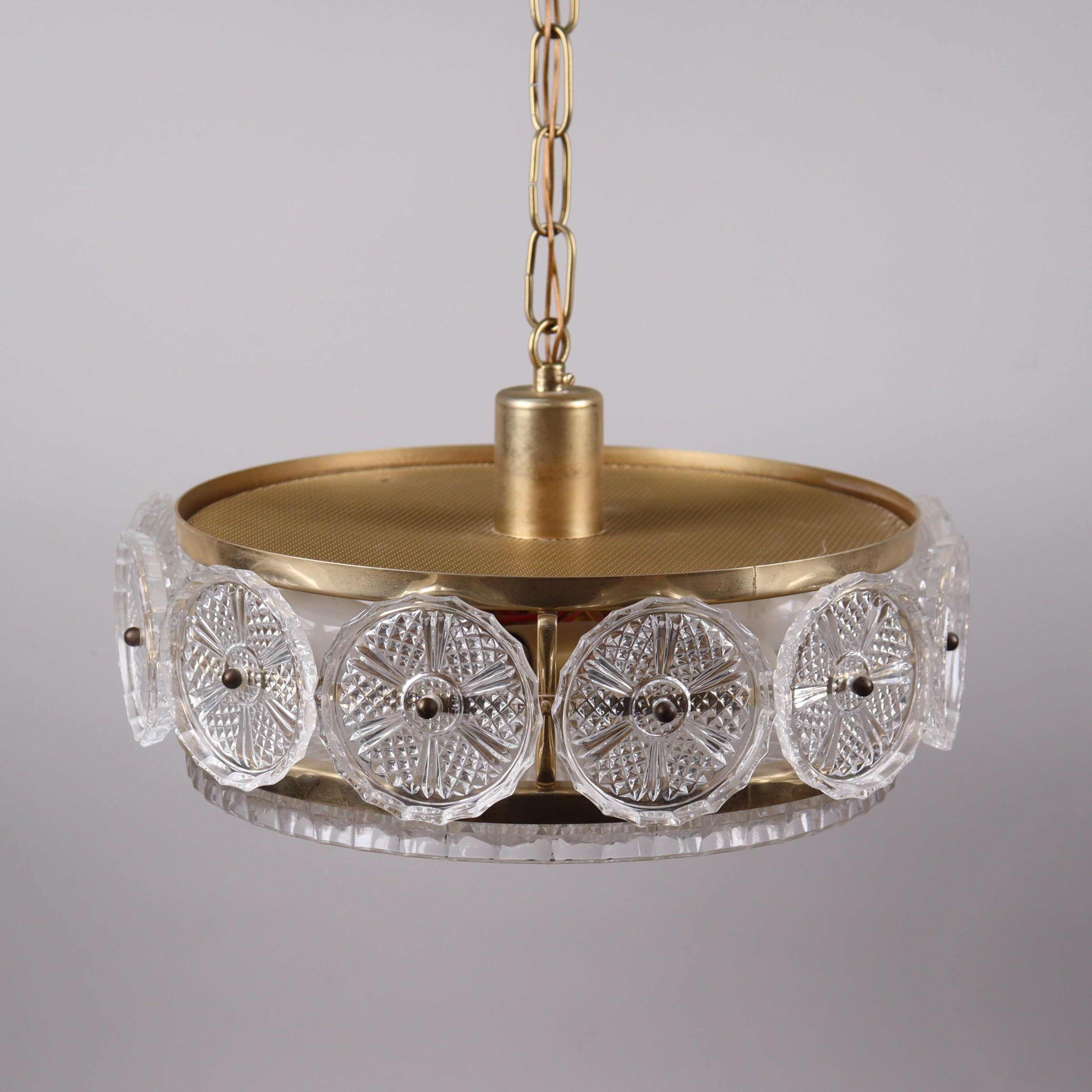 TAKLAMPA, glas med stomme av mässing, troligen Carl Fagerlund för Orrefors, 1960/70-tal.