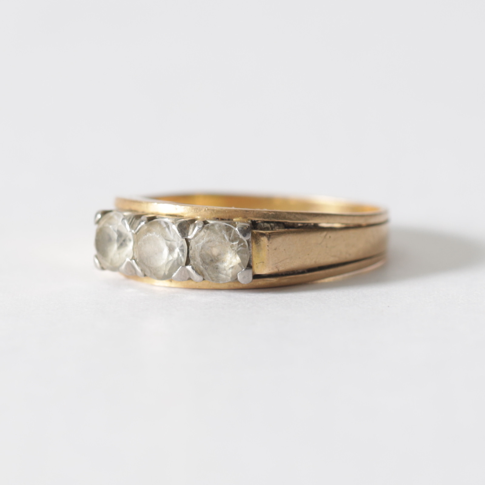 TRESTENSRING, 18K guld med briljanter, Ceson Guldvaru. A.B., Göteborg, 1957. Totalvikt ca 3,7 gram.