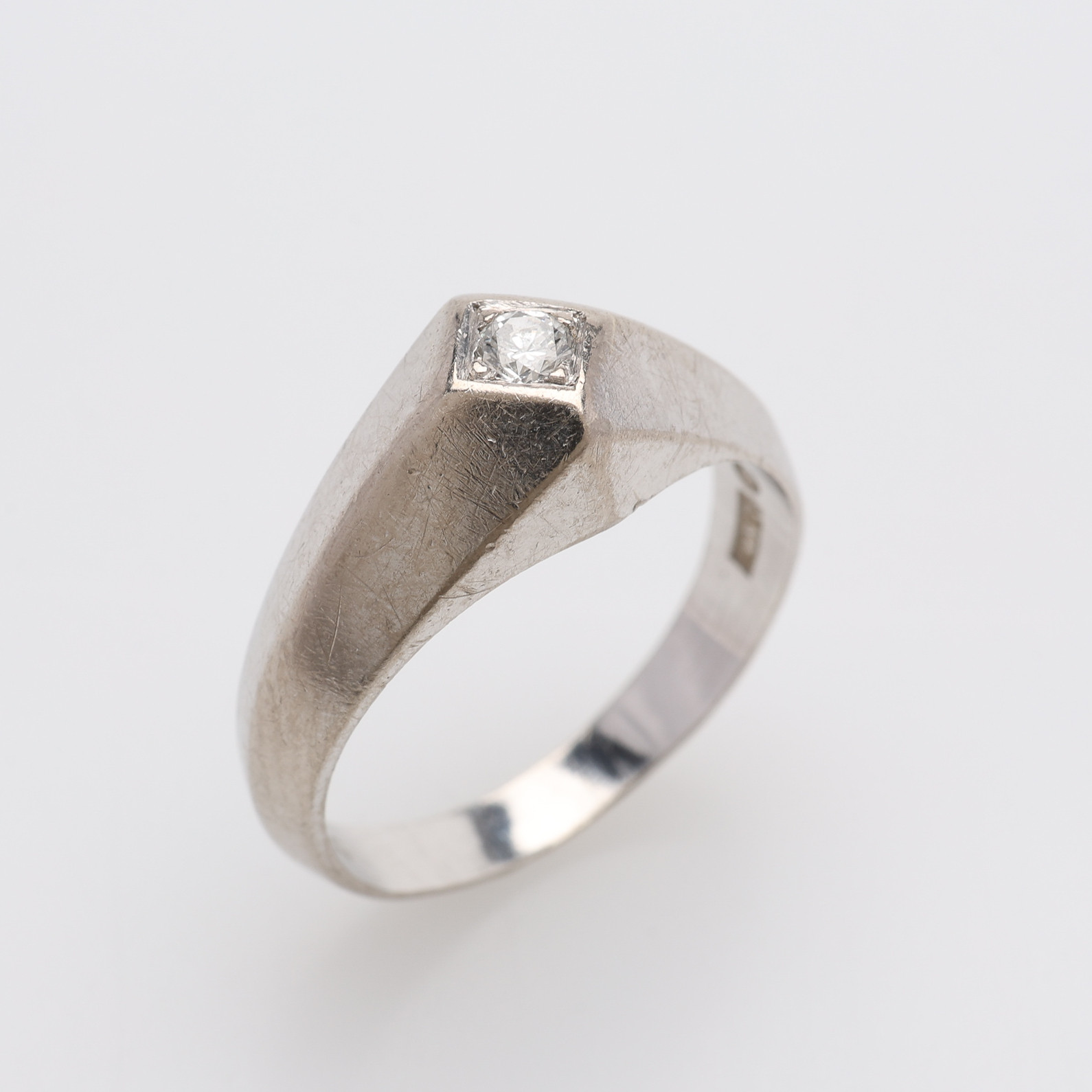 SOLITÄRRING, 18 k vitt guld och en briljant om 0,09 ct enligt gravyr, Ceson, Göteborg, 1967. 4,2 g.