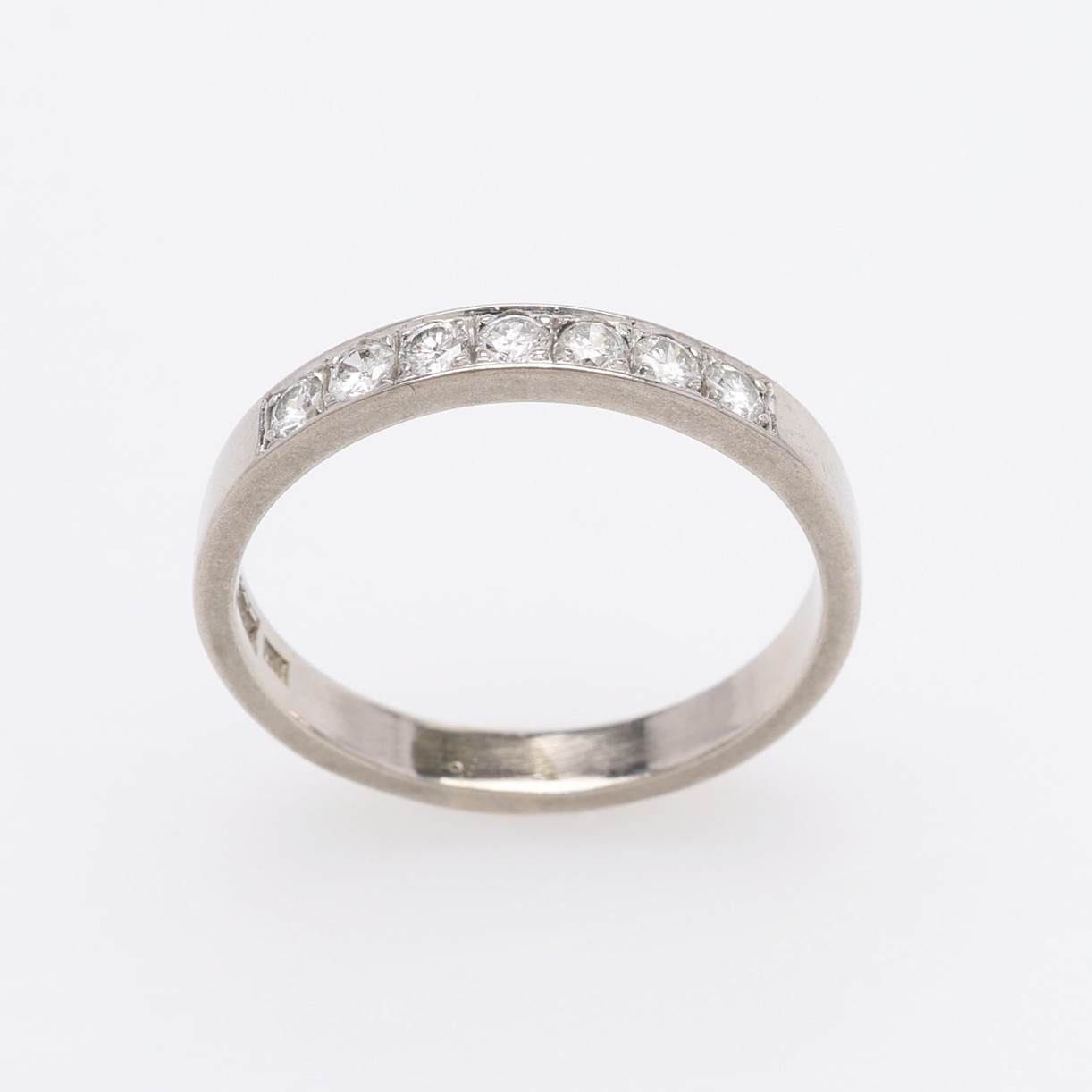 ALLIANSRING, 18 k vitt guld och 7 st briljanter om totalt ca 0,35 ct, Johan Petterssons eftr. Stockholm, 1964, 4,6 g.