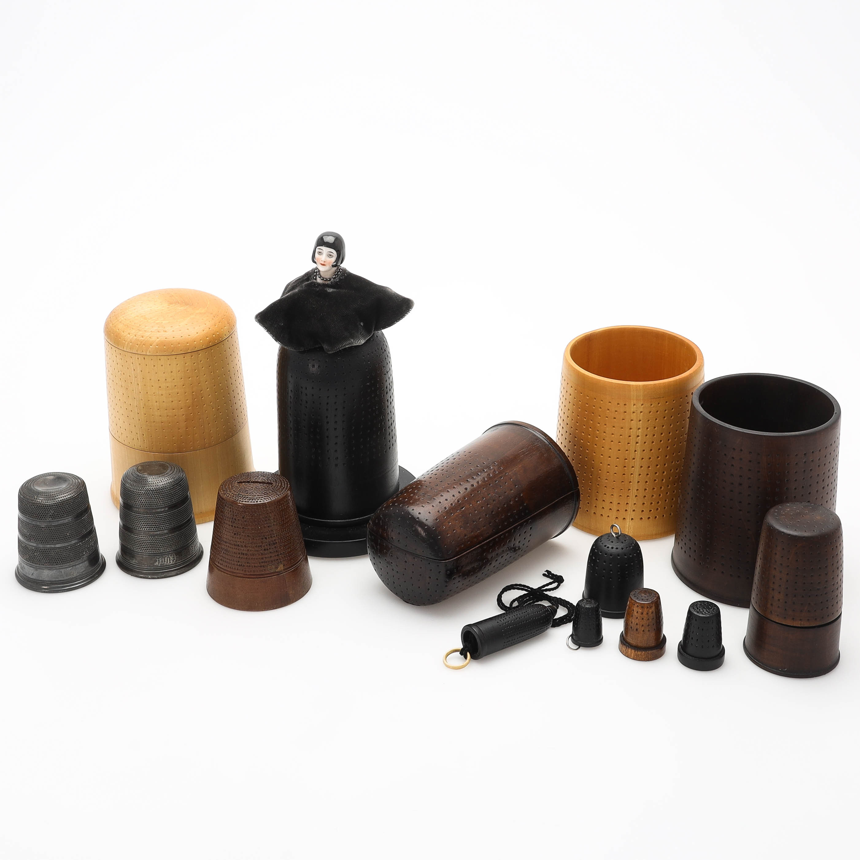 NÅLDYNA samt LOCKBURKAR, med mera, 13 delar, form av fingerborgar, trä & metall.