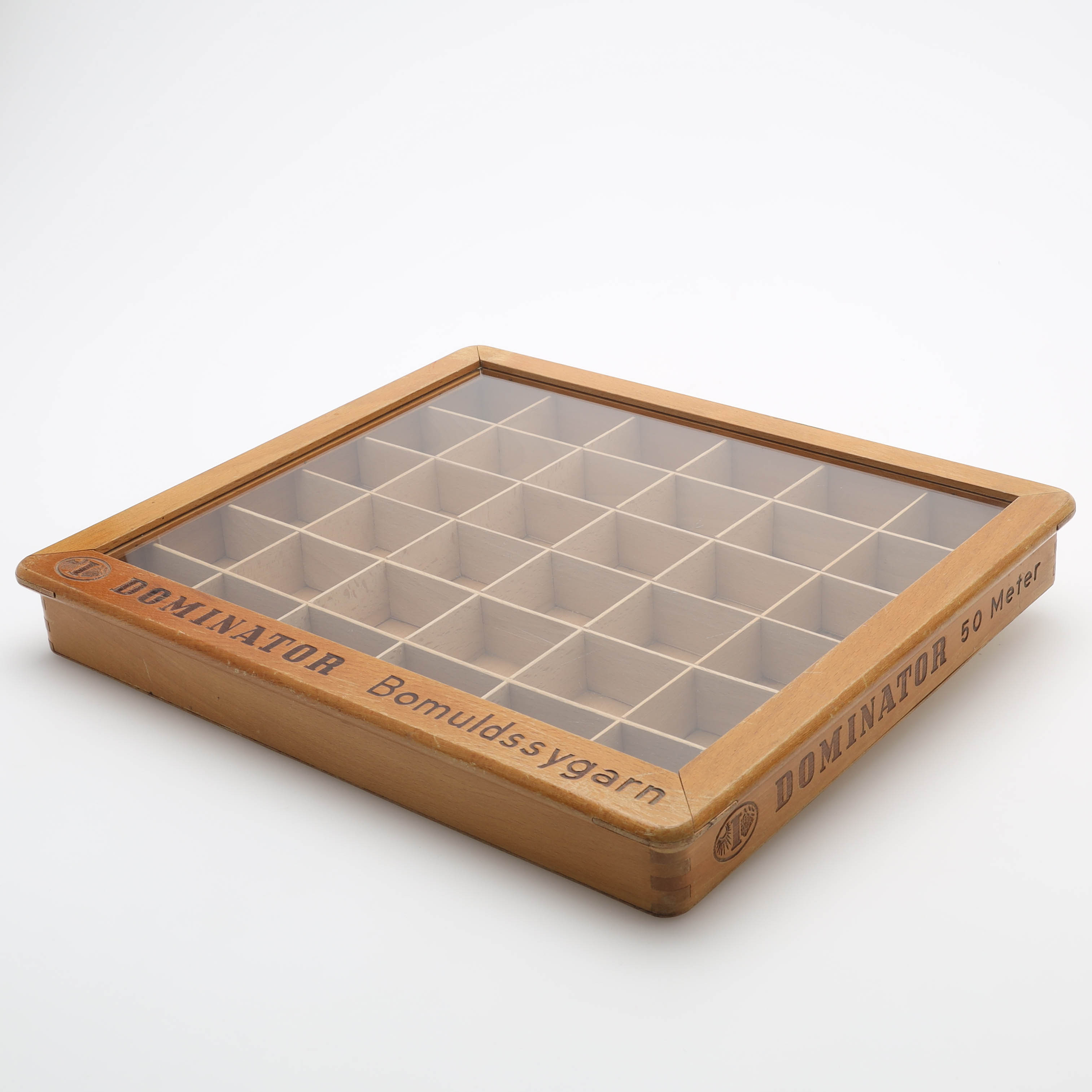 MONTERSKÅP, trä, glas, Dominator bomuldssygarn, 1900-tal.