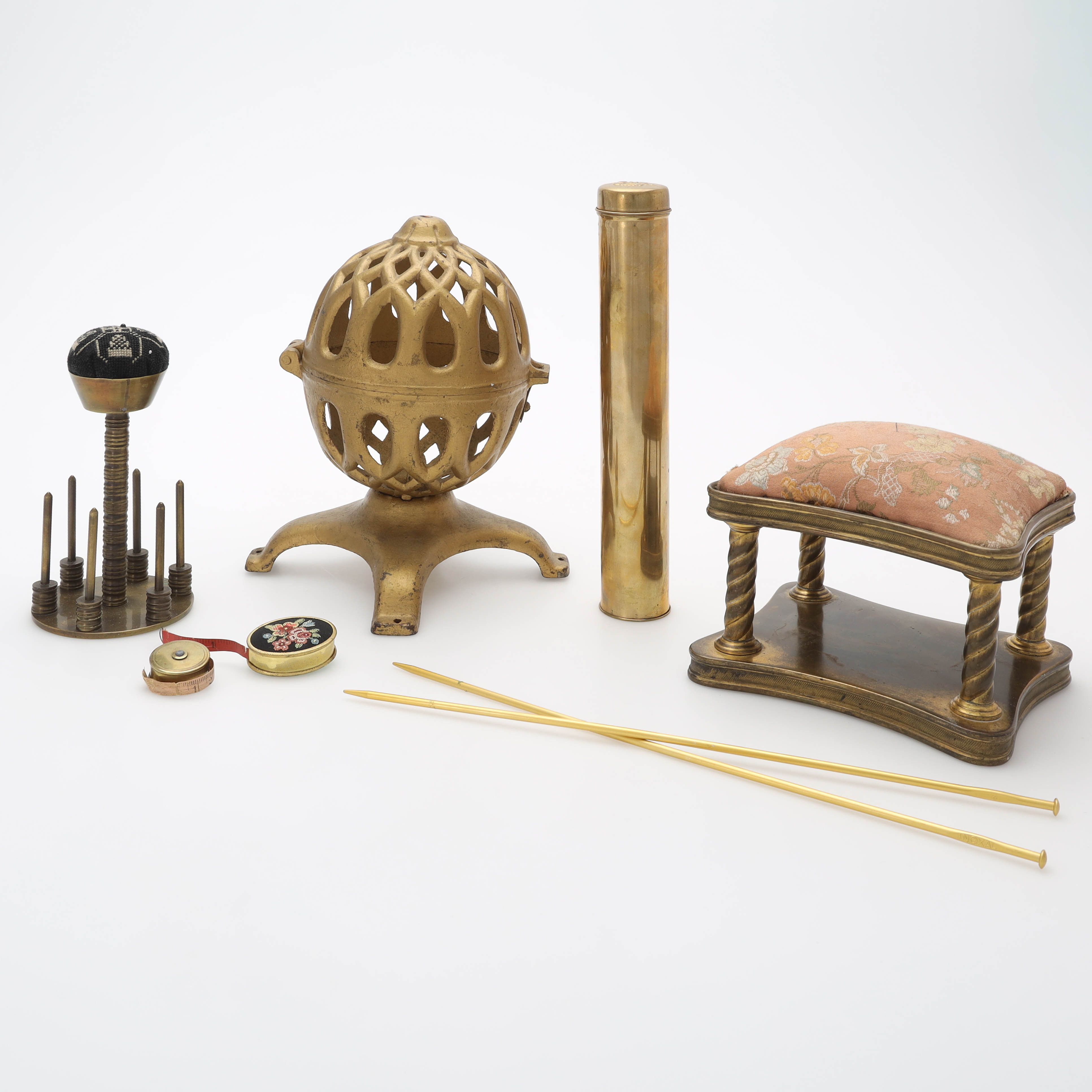 NYSTHÅLLARE/SNÖRHÅLLARE, SYBARONER, ETUI, 8 delar, mässing & metall, 1800/1900-tal.