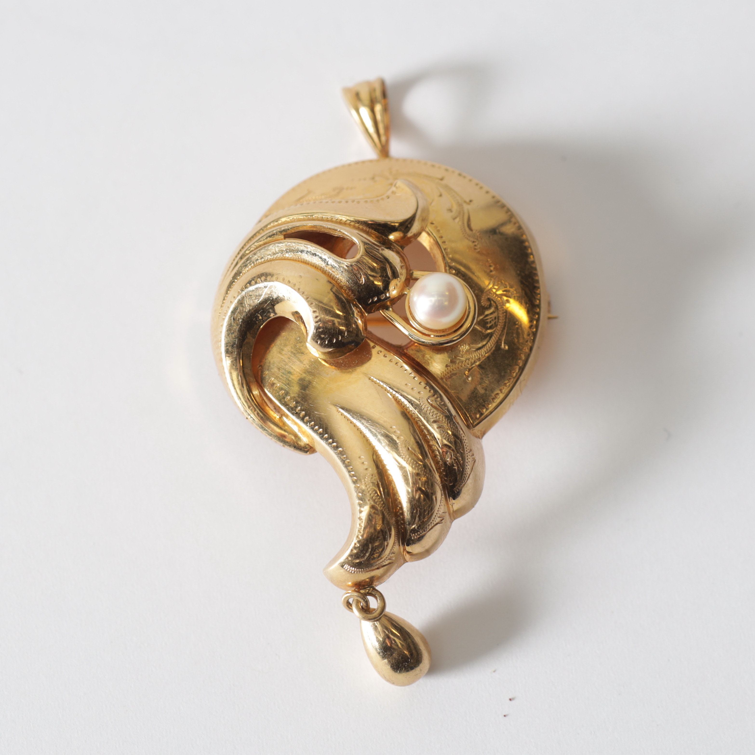 BROSCH/HÄNGE, 18K guld med pärla, 1960-tal. Totalvikt ca 5,9 gram.