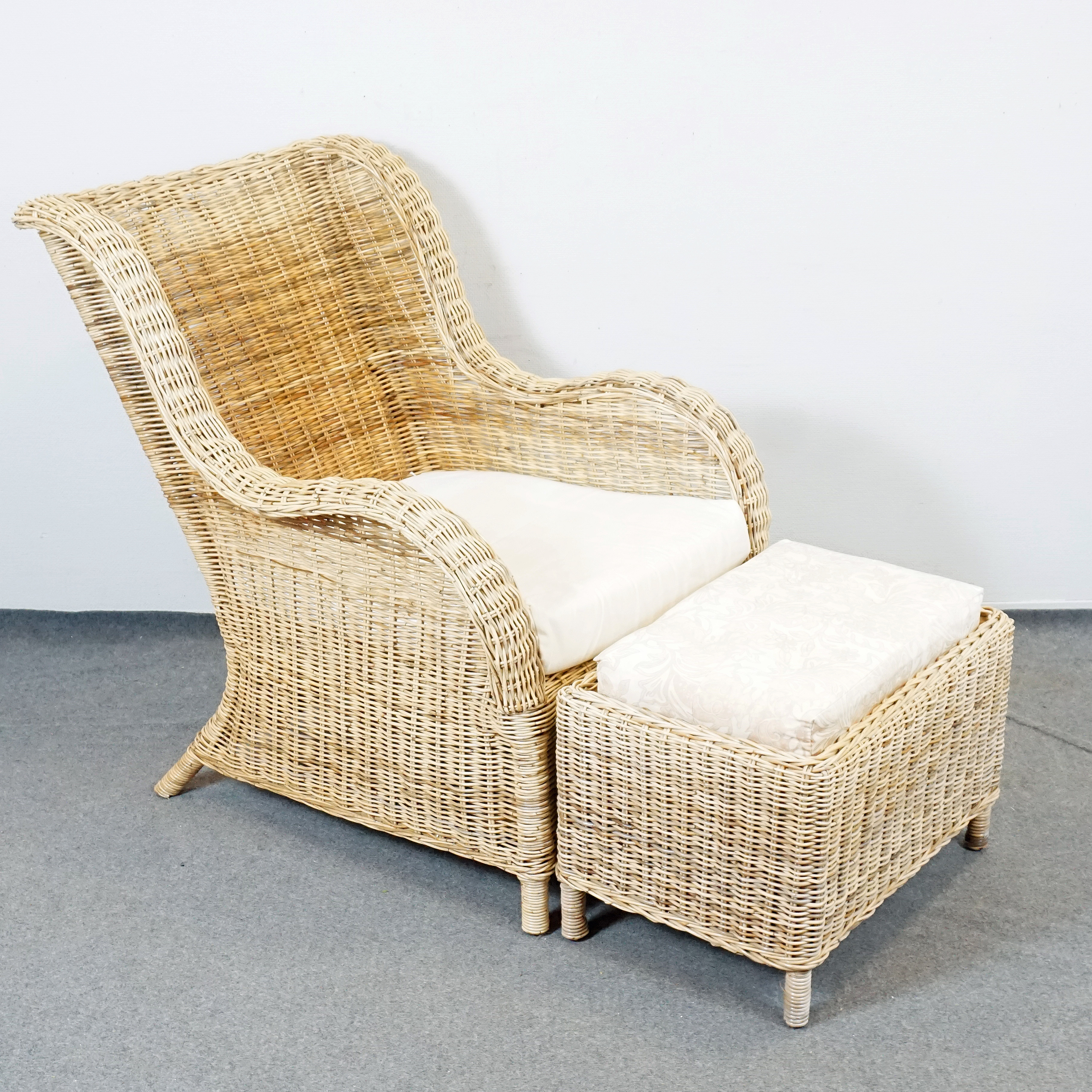 FÅTÖLJ & FOTPALL. Rotting, 2000-tal.