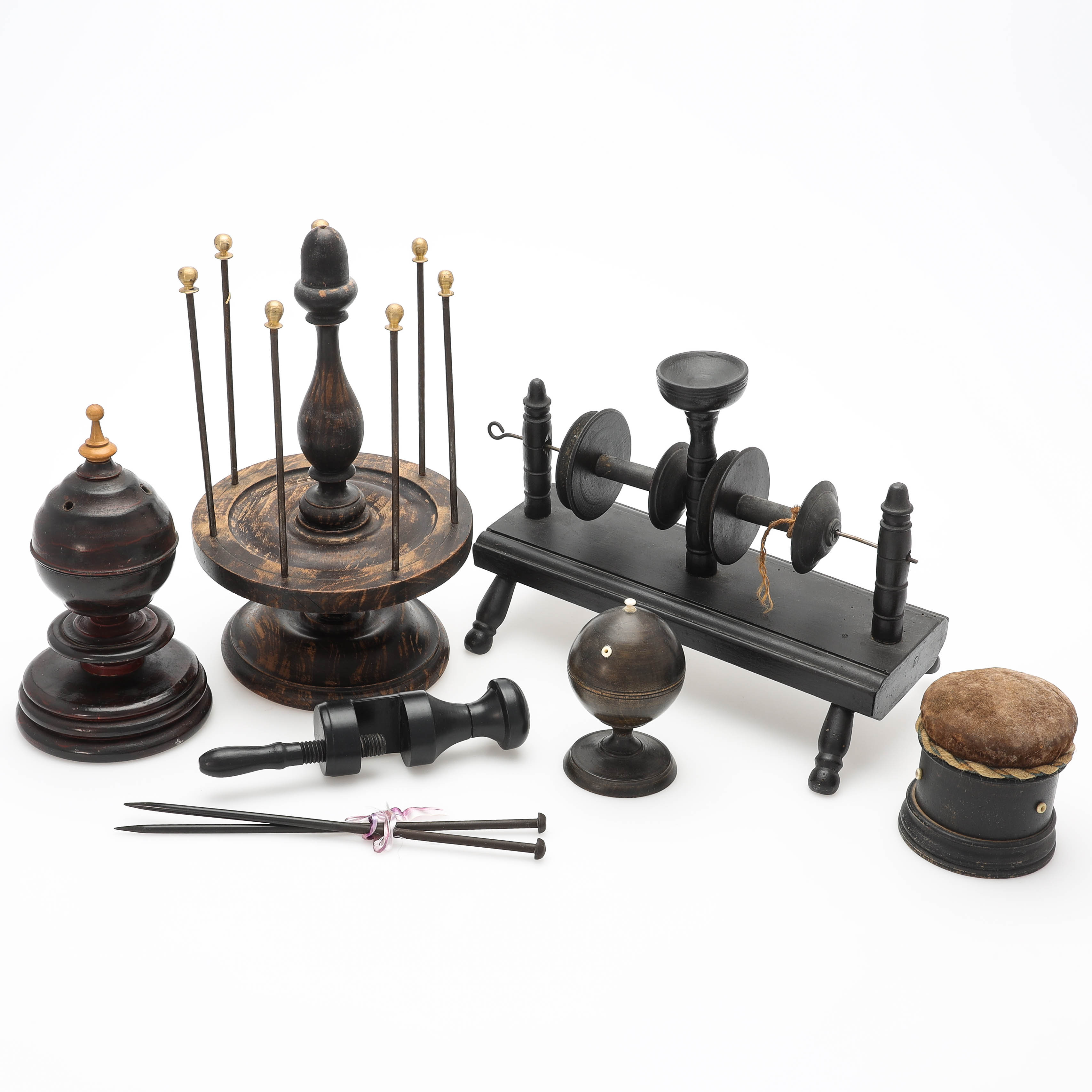 SAMLING SYTILLBEHÖR/REDSKAP, 8 delar, svärtat trä, 1800/1900-tal.