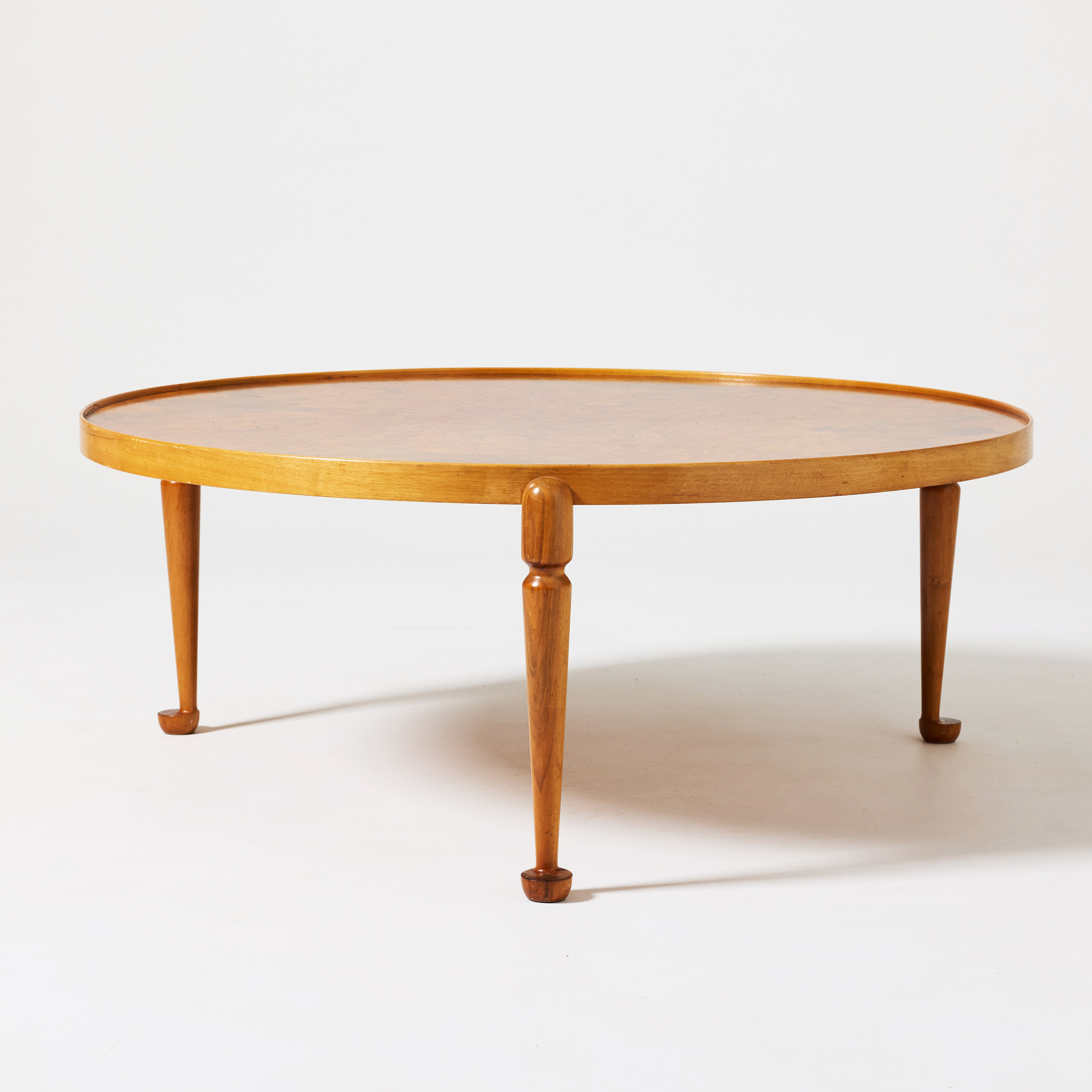 JOSEF FRANK. Soffbord, Firma Svenskt Tenn, modellnummer 2139, valnöt, rotfanerad skiva.