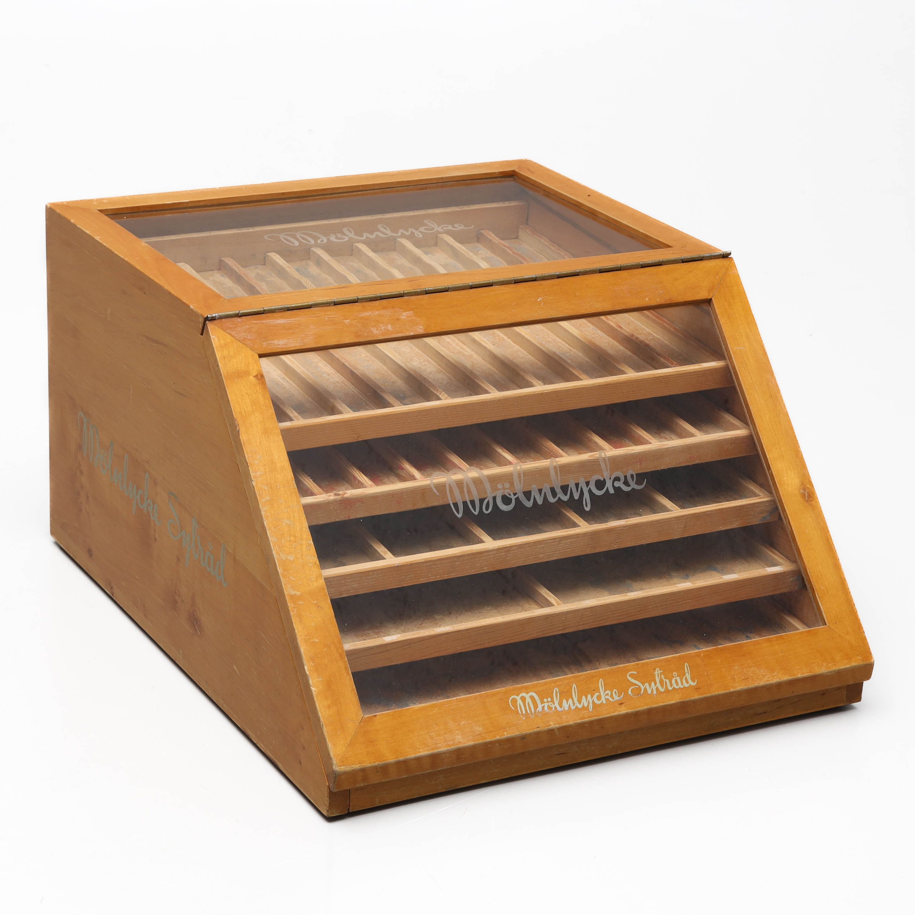 MONTERSKÅP FÖR SYTRÅD, trä/glas, Mölnlycke Sytråd, 1900-talets mitt.