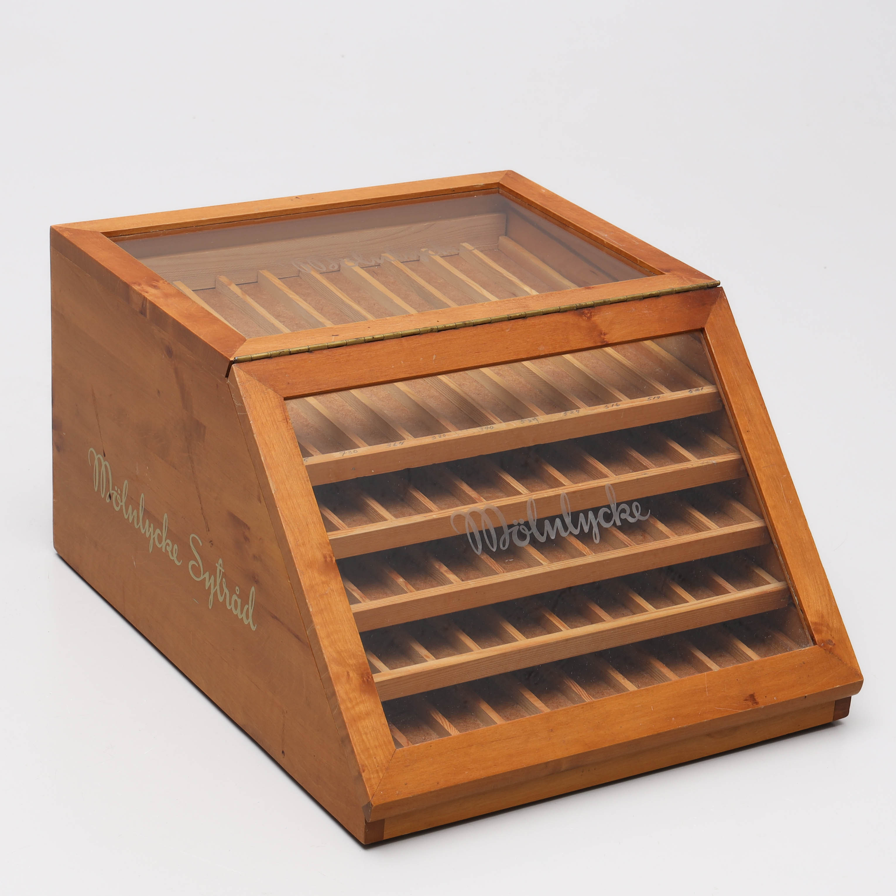 MONTERSKÅP FÖR SYTRÅD, trä/glas, Mölnlycke Sytråd, 1900-talets mitt.